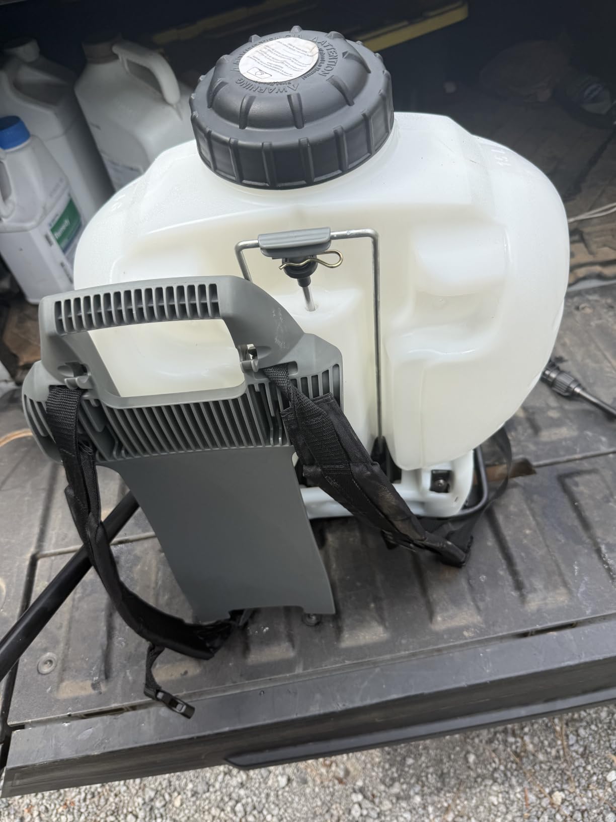 FIELD KING 190328 Backpack Sprayer, 4 Gallon, with Internal No Leak Pump Design Delivers 150 PSI customer photo 1