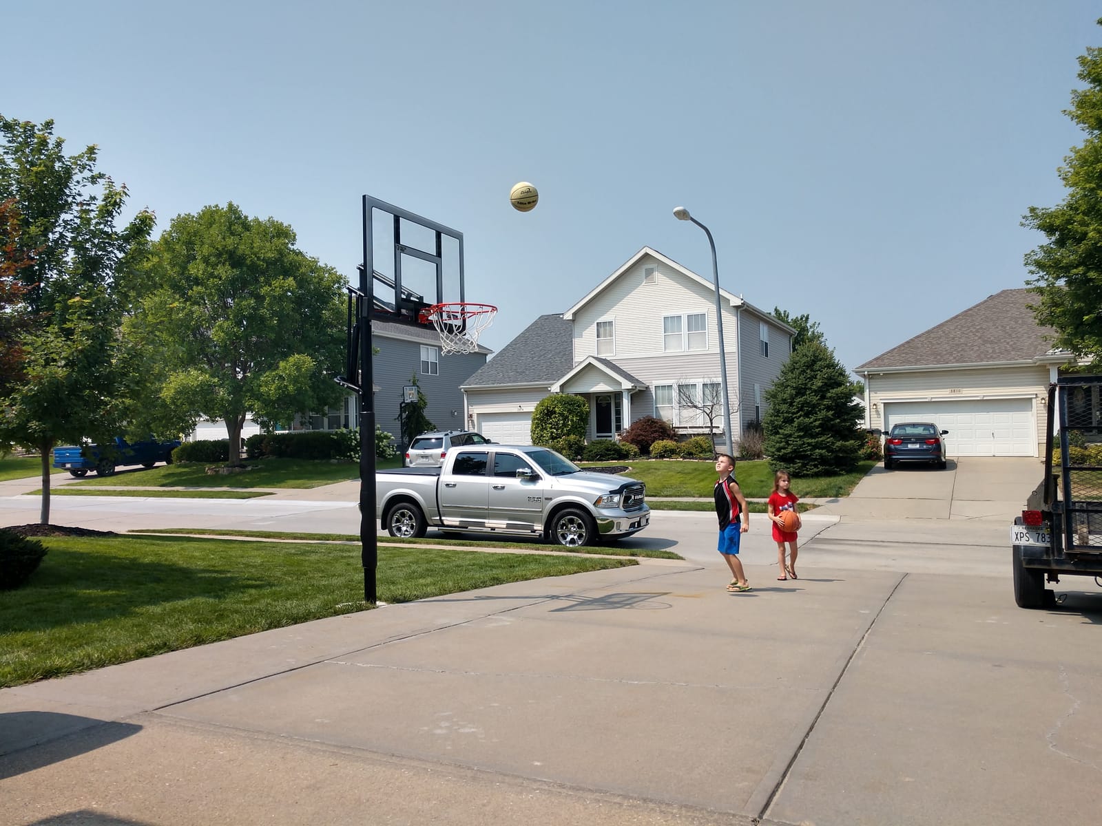 Lifetime 71281 In Ground Power Lift Basketball System, 52 Inch Shatterproof Backboard customer photo 2