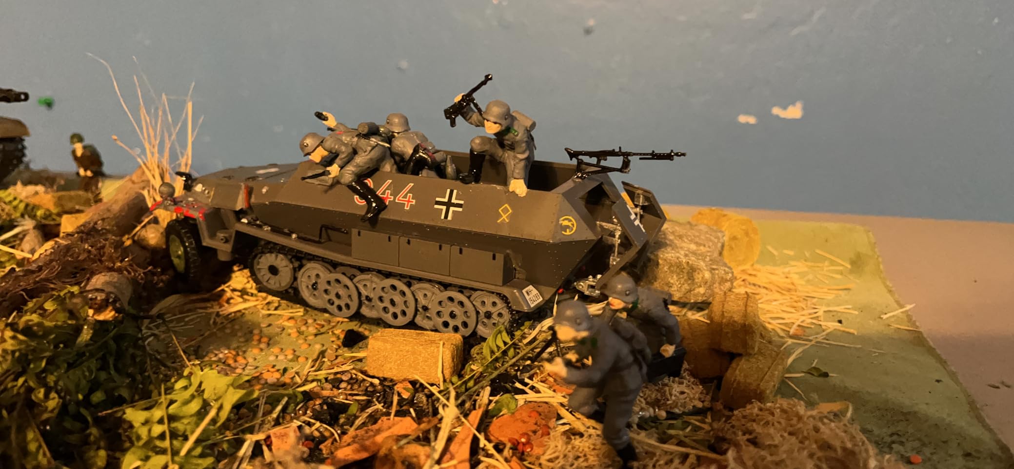 Tamiya 35020 1/35 German Hanomag SDKFZ 251/1 Plastic Model Kit customer photo 1
