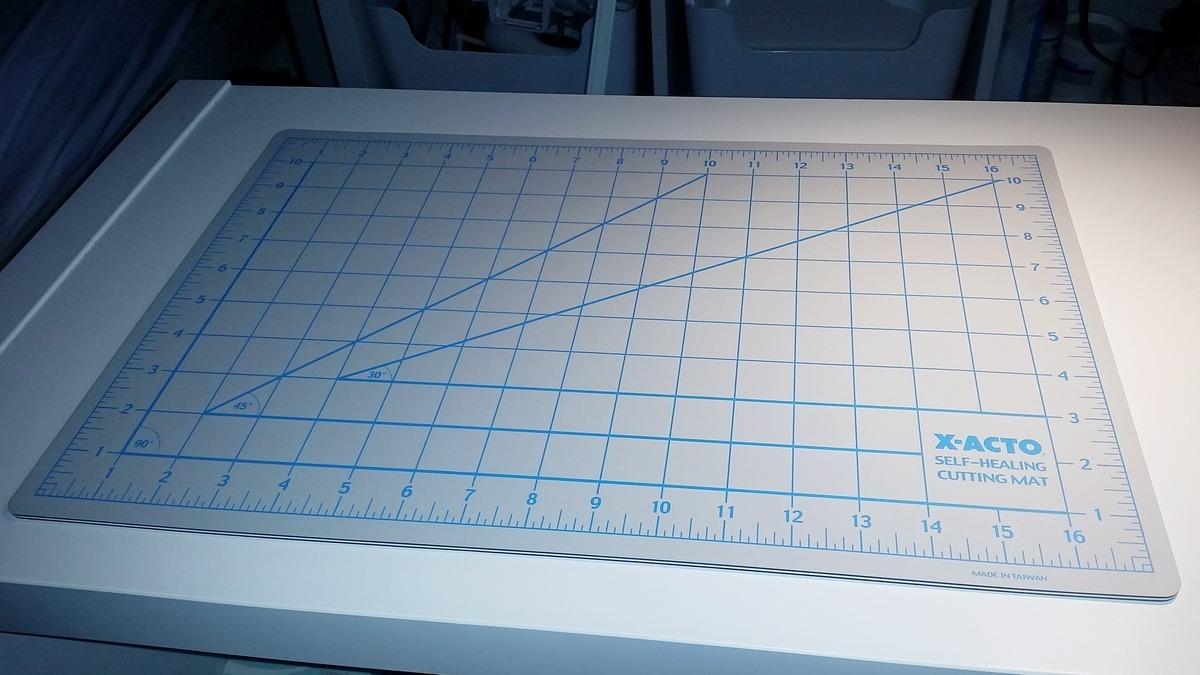X-Acto X7761 Self-healing cutting mat, nonslip bottom, 1 grid, 12-Inch by 18-Inch board with 11-Inch by 17-Inch measuring surface, gray customer photo 1