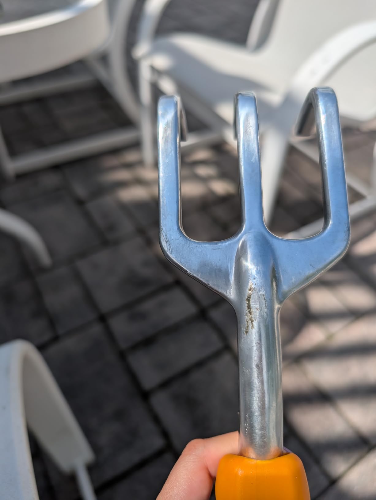 Fiskars Ergo Garden Cultivator, Hand Tool for Digging, Aerating & Weeding | Heavy-Duty Cast Aluminum Tines, Rust Resistant, Ergonomic Handle, Hang Hole Storage, Loosens Soil in Garden Beds & Pots customer photo 1