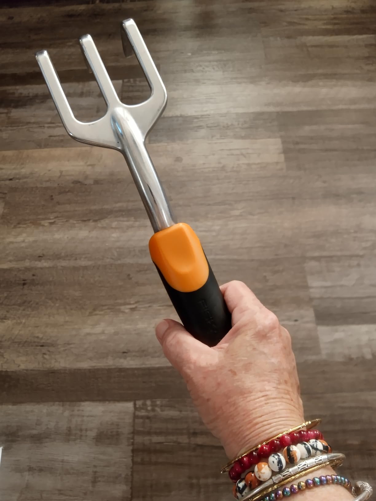 Fiskars Ergo Garden Cultivator, Hand Tool for Digging, Aerating & Weeding | Heavy-Duty Cast Aluminum Tines, Rust Resistant, Ergonomic Handle, Hang Hole Storage, Loosens Soil in Garden Beds & Pots customer photo 2
