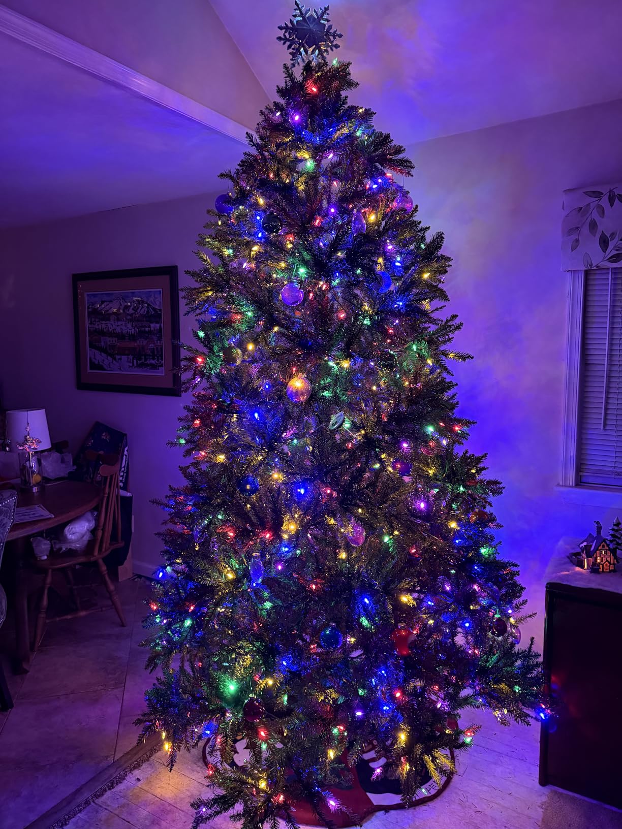 National Tree Company 7.5 ft Pre-Lit Dunhill Fir Artificial Christmas Tree, 700 LED Lights, 2,514 Tips, Foot Pedal, 10 Light Functions, Includes Stand, Green customer photo 1