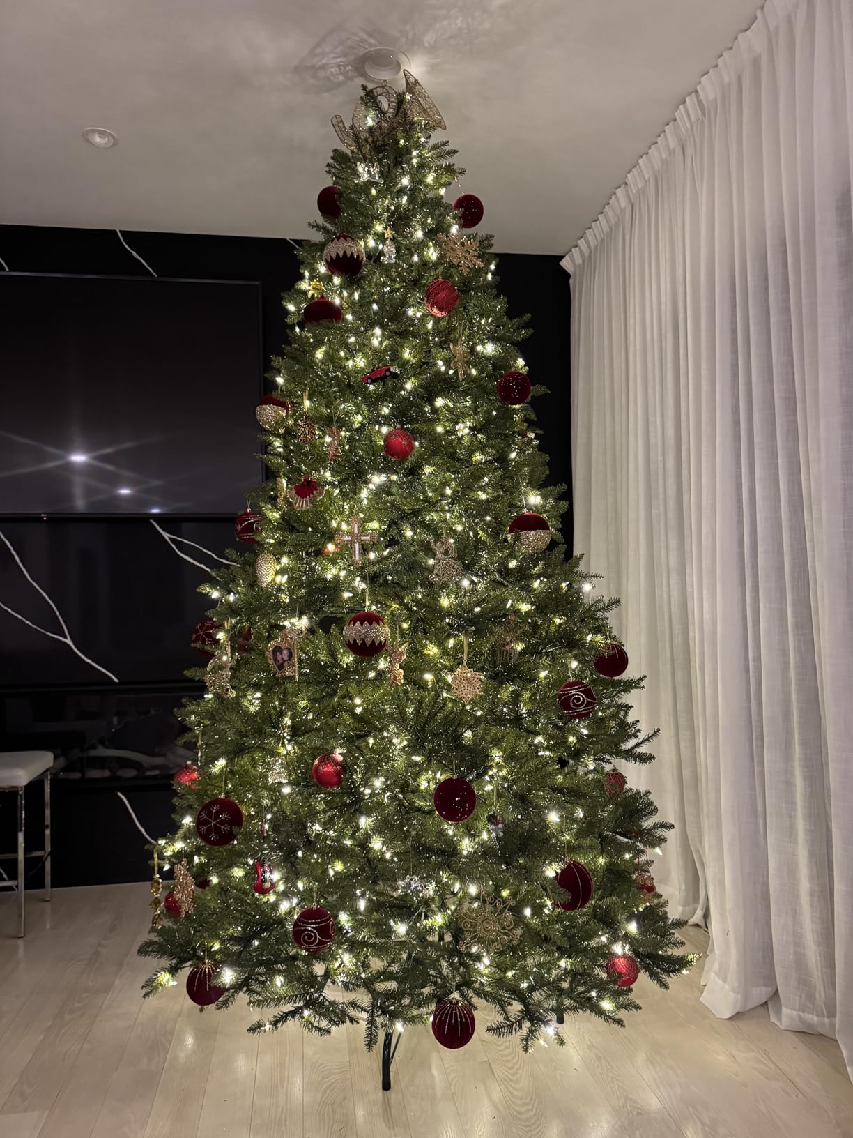 National Tree Company 7.5 ft Pre-Lit Dunhill Fir Artificial Christmas Tree, 700 LED Lights, 2,514 Tips, Foot Pedal, 10 Light Functions, Includes Stand, Green customer photo 2