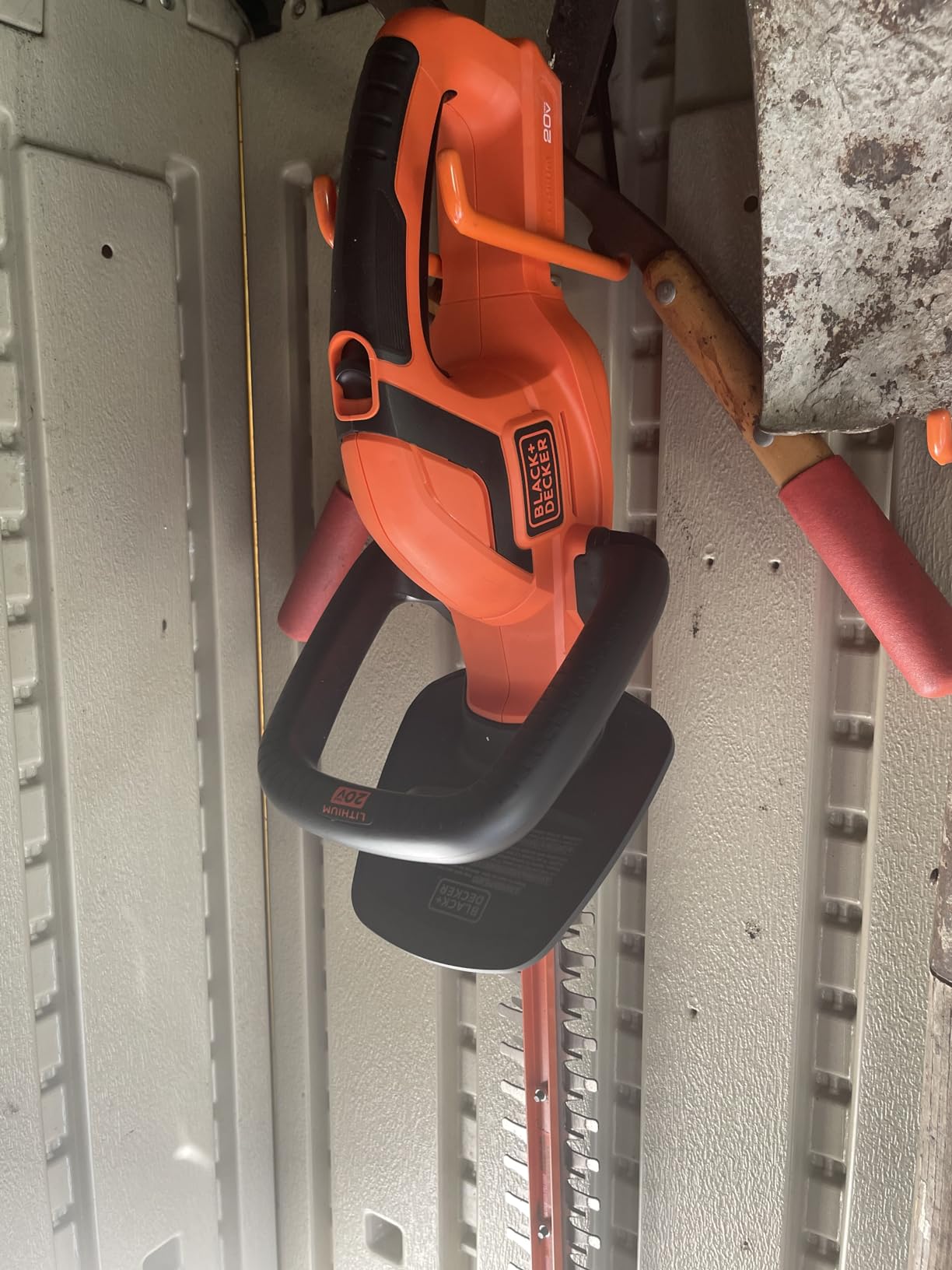 BLACK+DECKER 20V MAX Cordless Hedge Trimmer, Battery and Charger Included, 22 Inch Steel Blade Lightweight Bush Trimmer, Soft Grip, Less Vibration (LHT2220) customer photo 2