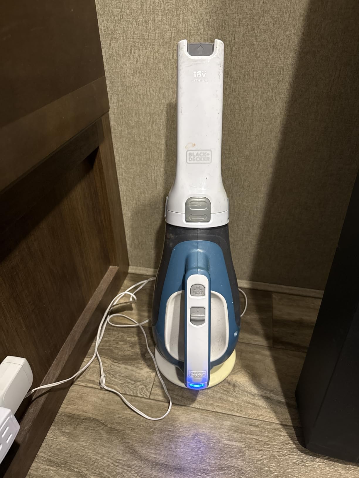 Black+Decker, Dustbuster AdvancedClean Handheld Vacuum Cordless, Compact Home and Car Vacuum with Crevice Tool, Rotating Nozzle and Charging Station customer photo 1