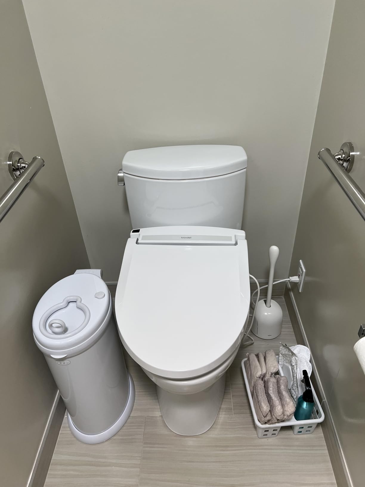 Ubbi Stainless Steel Diaper Pail, No Special Bags, Odor-Locking, White | Award-Winning Registry Must-Have customer photo 1