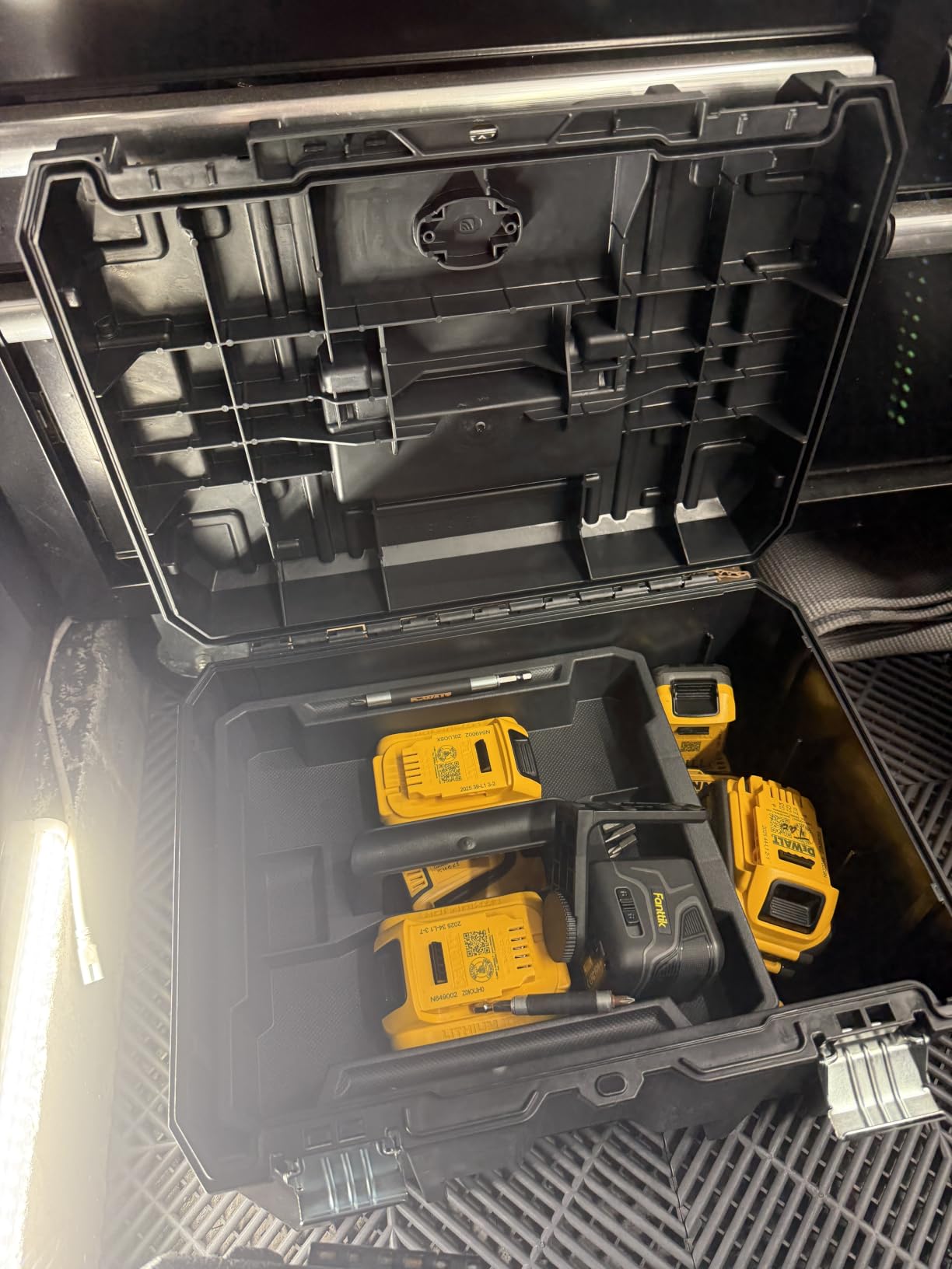 DEWALT TSTAK Tool Box, Extra Large Design, Removable Tray for Easy Access to Tools, Water and Debris Resistant (DWST17806) customer photo 1