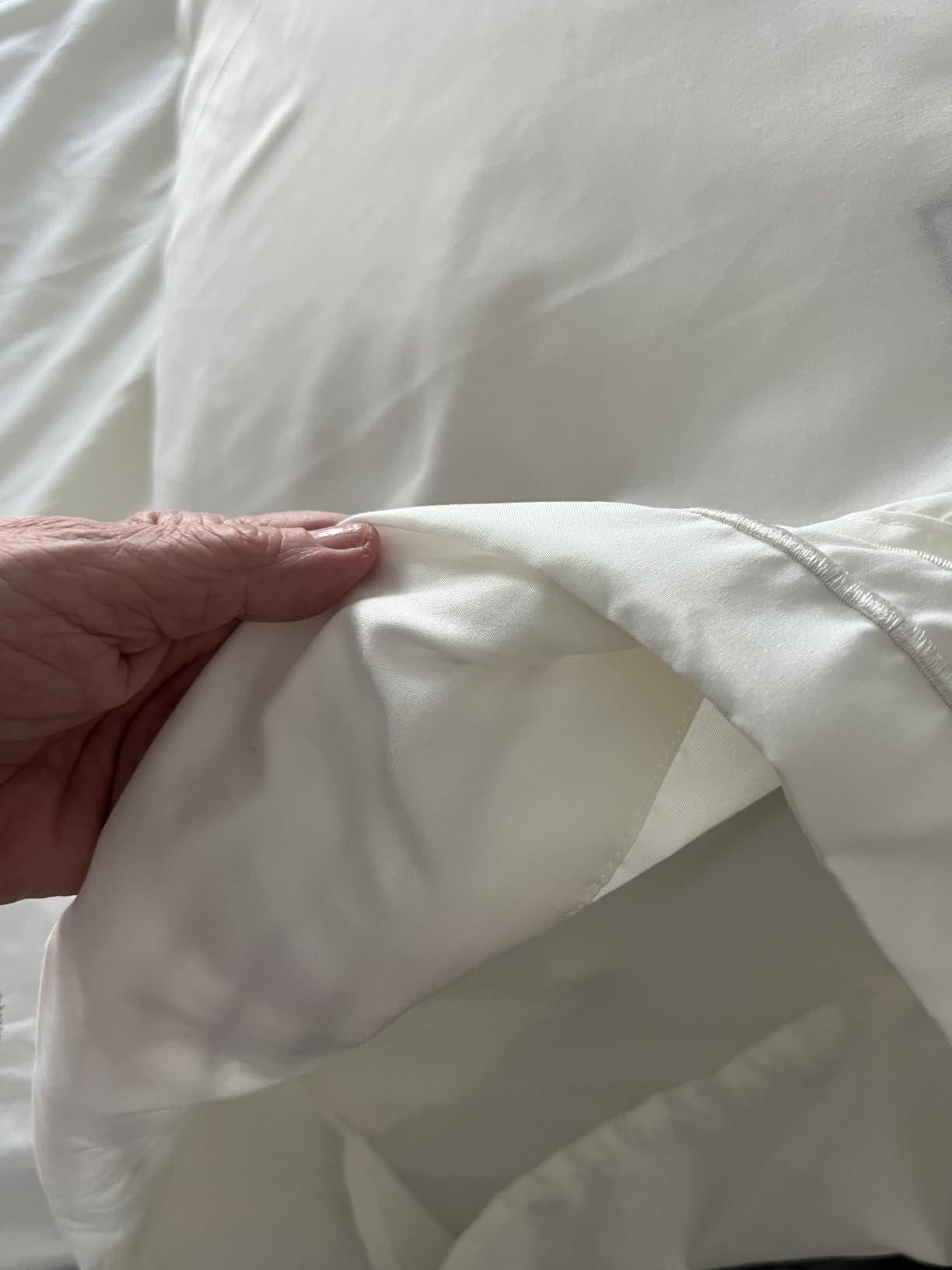 Mellanni Iconic 4-Piece, Ultra Soft Sheet Set (Queen, White) | 10M+ Sleepers. Lab-tested: Sleeps Cool, Stays Bright, Strong, Smooth. Good Housekeeping Best Bedding, 7 yrs running. customer photo 1
