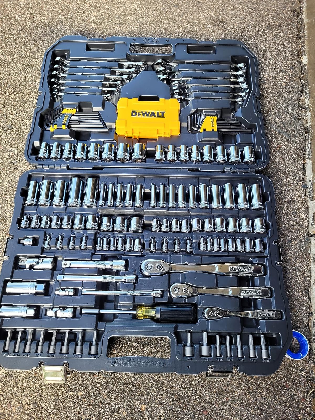 DEWALT Mechanic Tool Set with Case, Socket Set Metric and Standard Full, 1/4