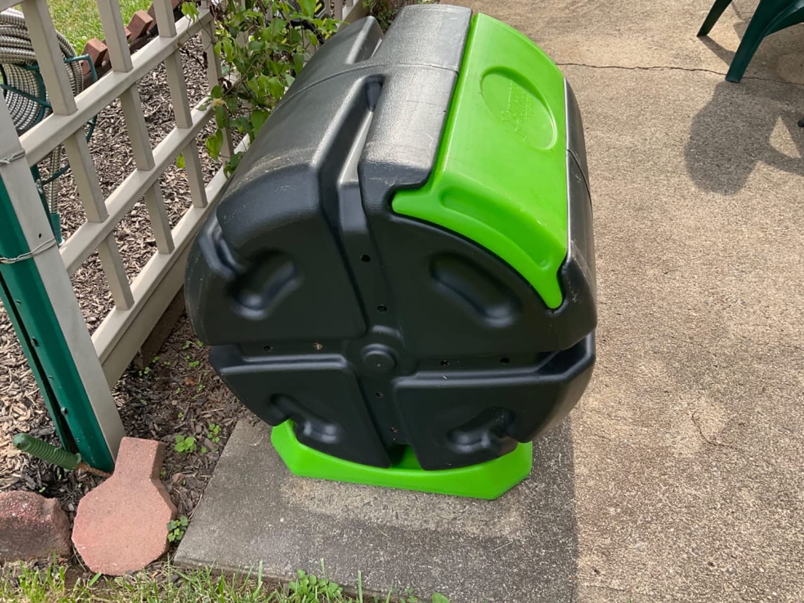 FCMP Outdoor HOTFROG Rolling Single Chamber Batch Tumbling Composter - Outdoor Rotating Garden Compost Bin (HF-RC4000WB) Black & Green (37-Gallon) customer photo 1