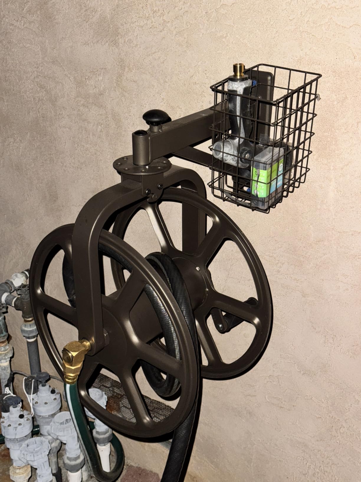 Liberty GARDEN 712 Single Arm Navigator Multi-Directional Garden Hose Reel, Holds 125-Feet of, 5/8-Inch, Bronze customer photo 2