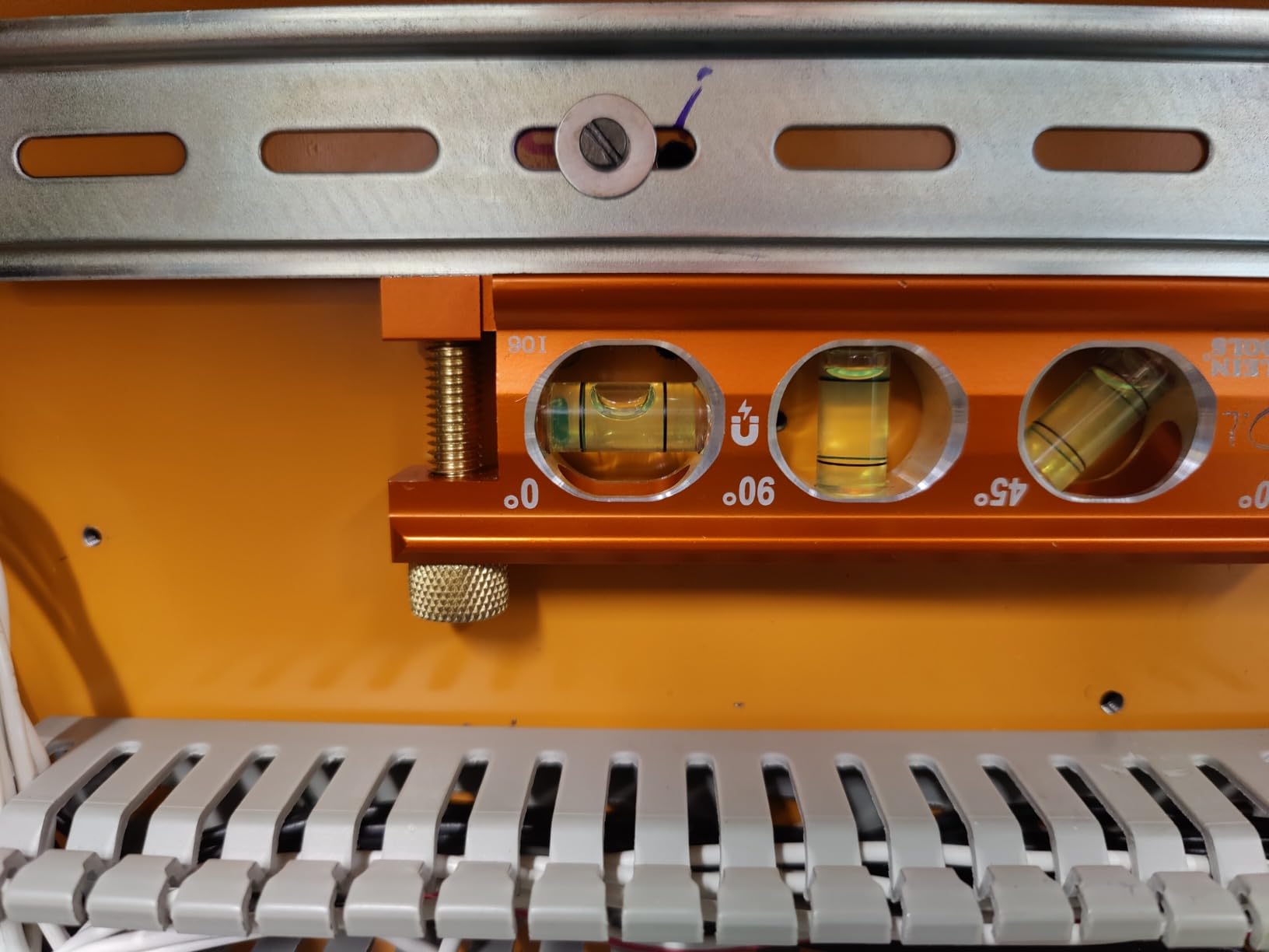 Klein Tools 935AB4V Level, 6-Inch Magnetic Torpedo and Conduit Level with 0/30/45/90 Degree Vials, V-Groove and Magnet Track, High Visibility Orange customer photo 1