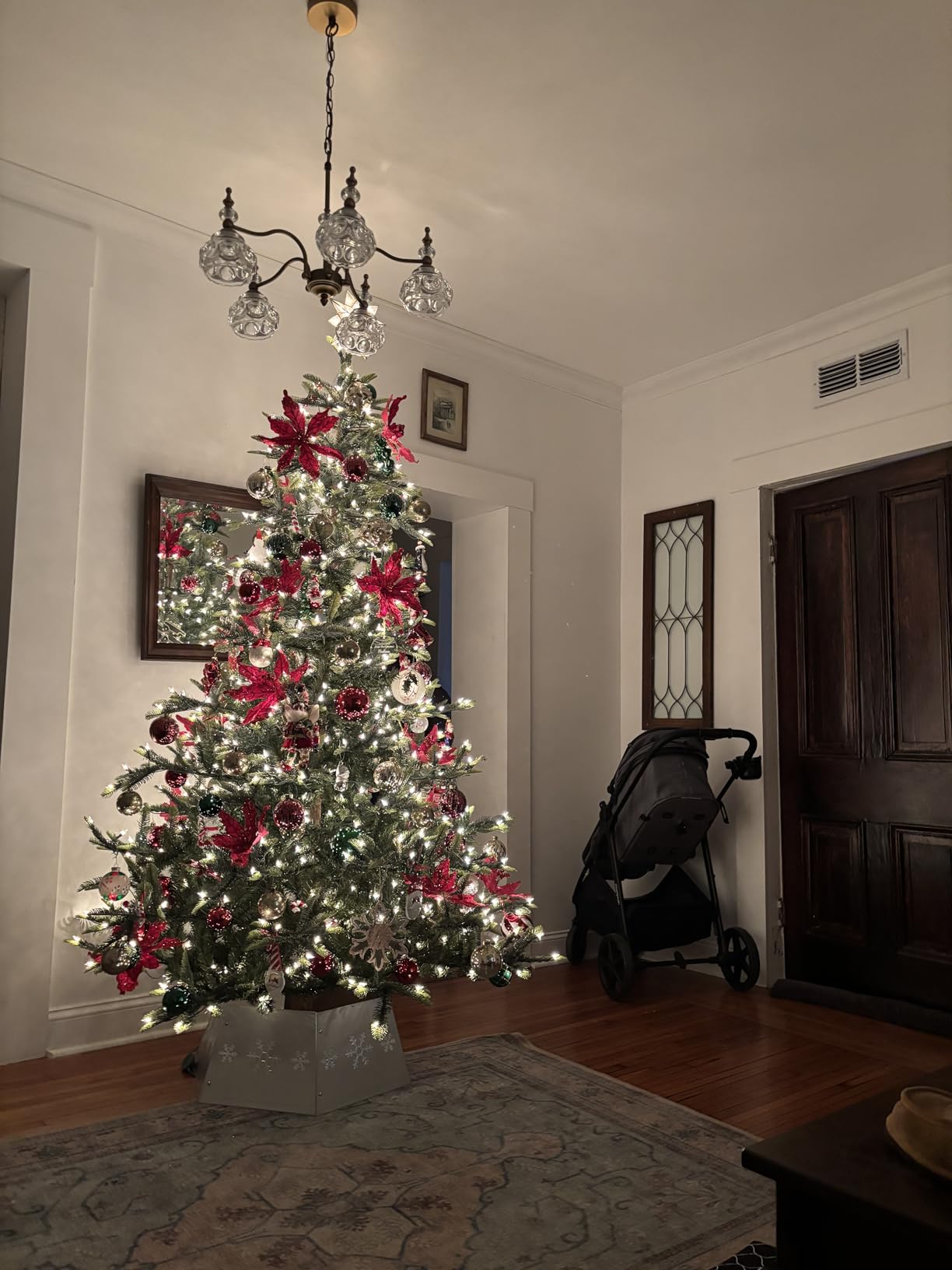 Puleo International 7.5ft Pre-Lit Aspen Fir Artificial Christmas Tree with 700 Clear Lights, 1319 Realistic Dense Branch Tips, Easy Setup Artificial Trees with Sturdy Metal Stand customer photo 1