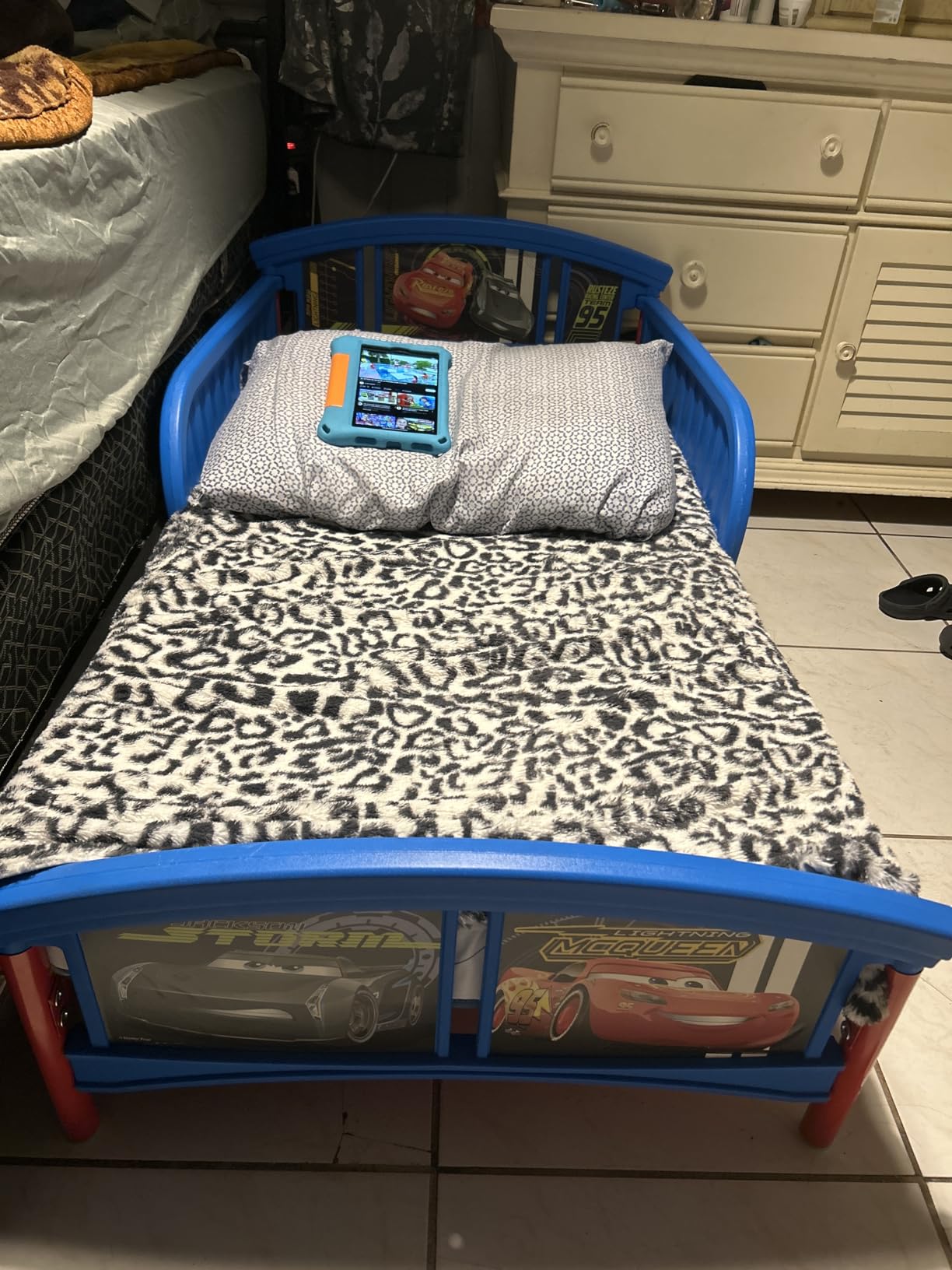 Delta Children Plastic Toddler Bed, Disney/Pixar Cars | Low-to-Floor Toddler Bed with Included Safety Rails, BSA Certified customer photo 1