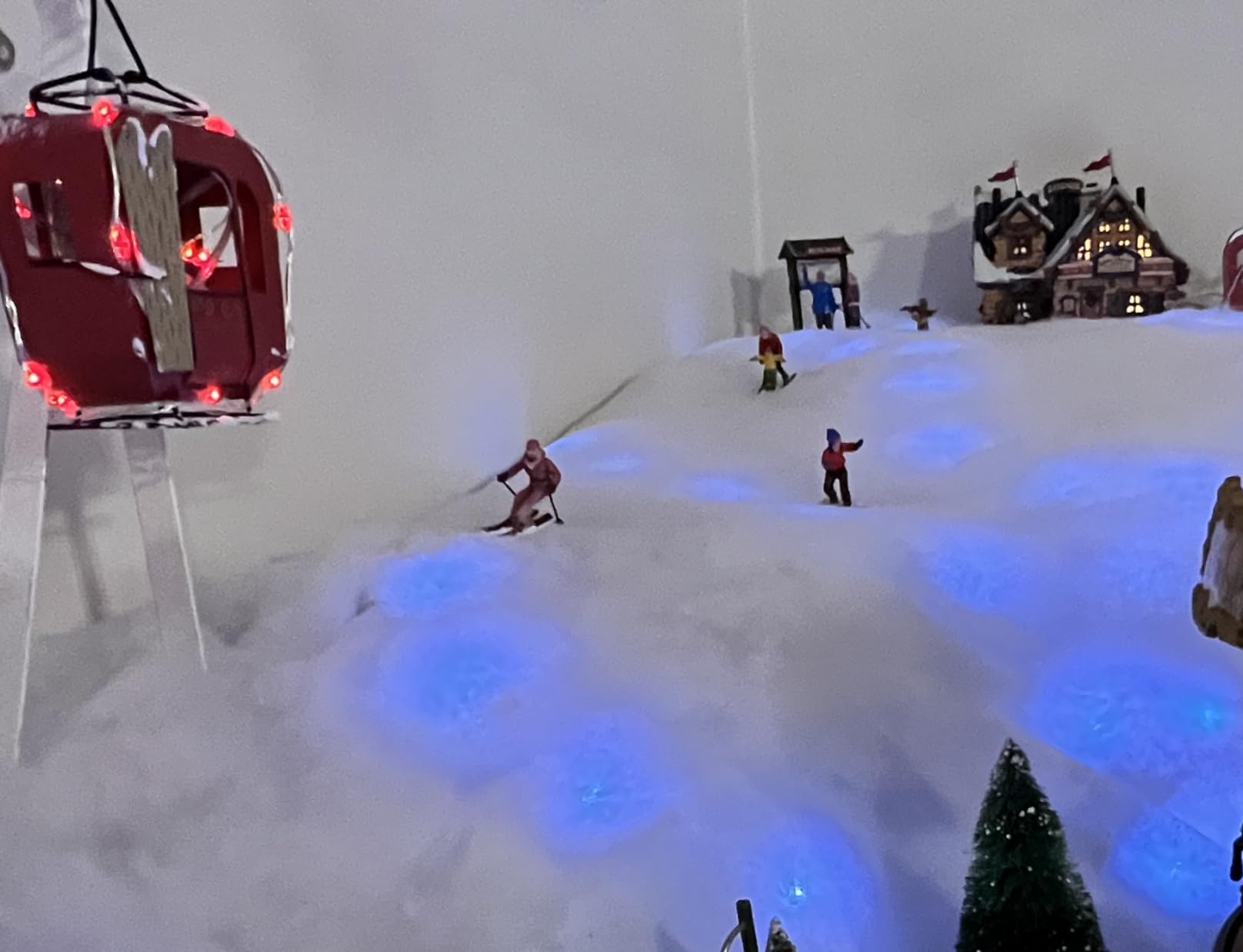 Lemax Vail Village Lighted Building: Apres-Ski Lodge, Porcelain customer photo 1