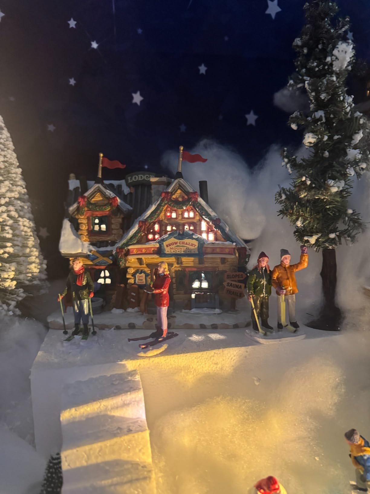 Lemax Vail Village Lighted Building: Apres-Ski Lodge, Porcelain customer photo 2