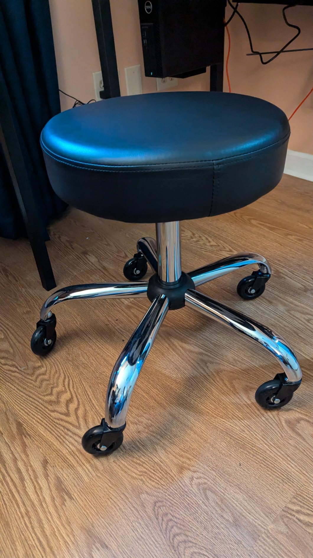 Amazon Basics Drafting Spa Bar Stool with Wheels, Height Adjustable Swivel Seat, Easy to Move, Black customer photo 1