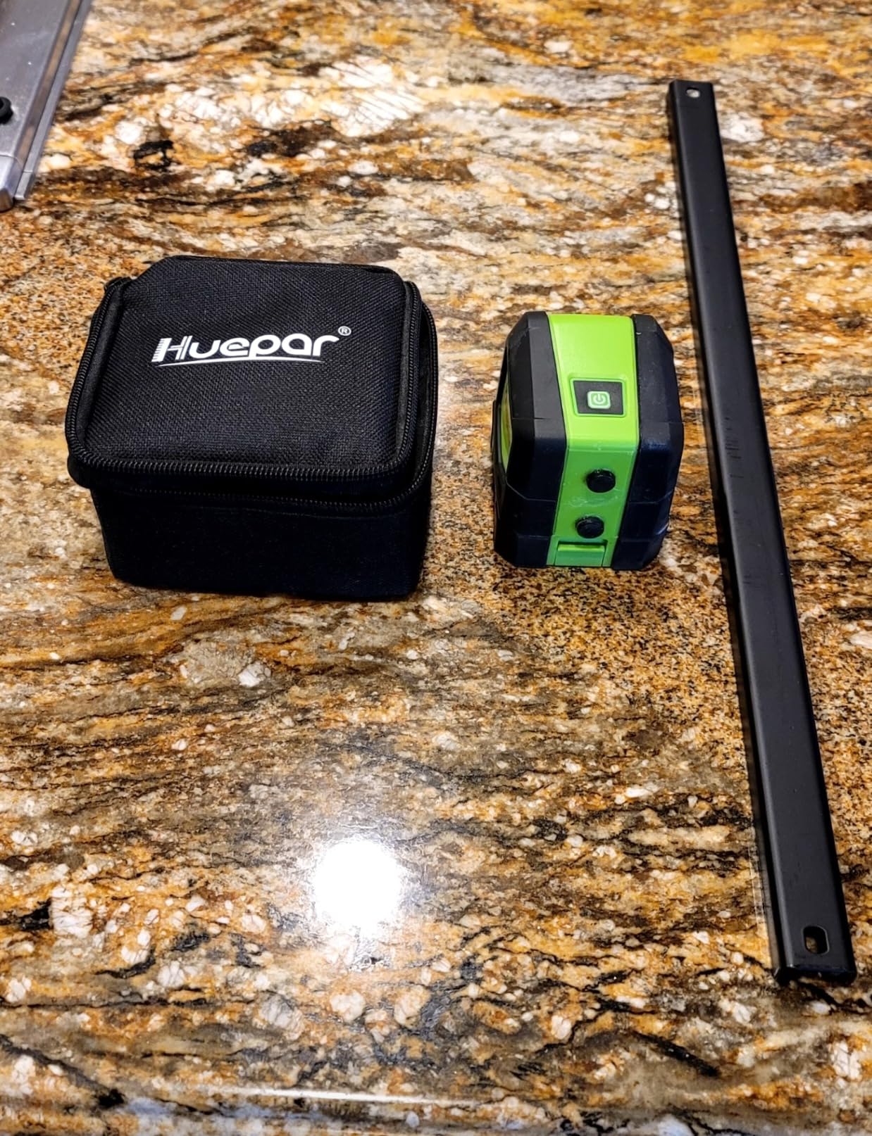 Huepar Laser Level, 100Ft Self Leveling Green Cross Line Laser for Picture Hanging, Tile, Decoration & DIY Construction - 360deg Magnetic Base & AA Battery, Indoor Use customer photo 1