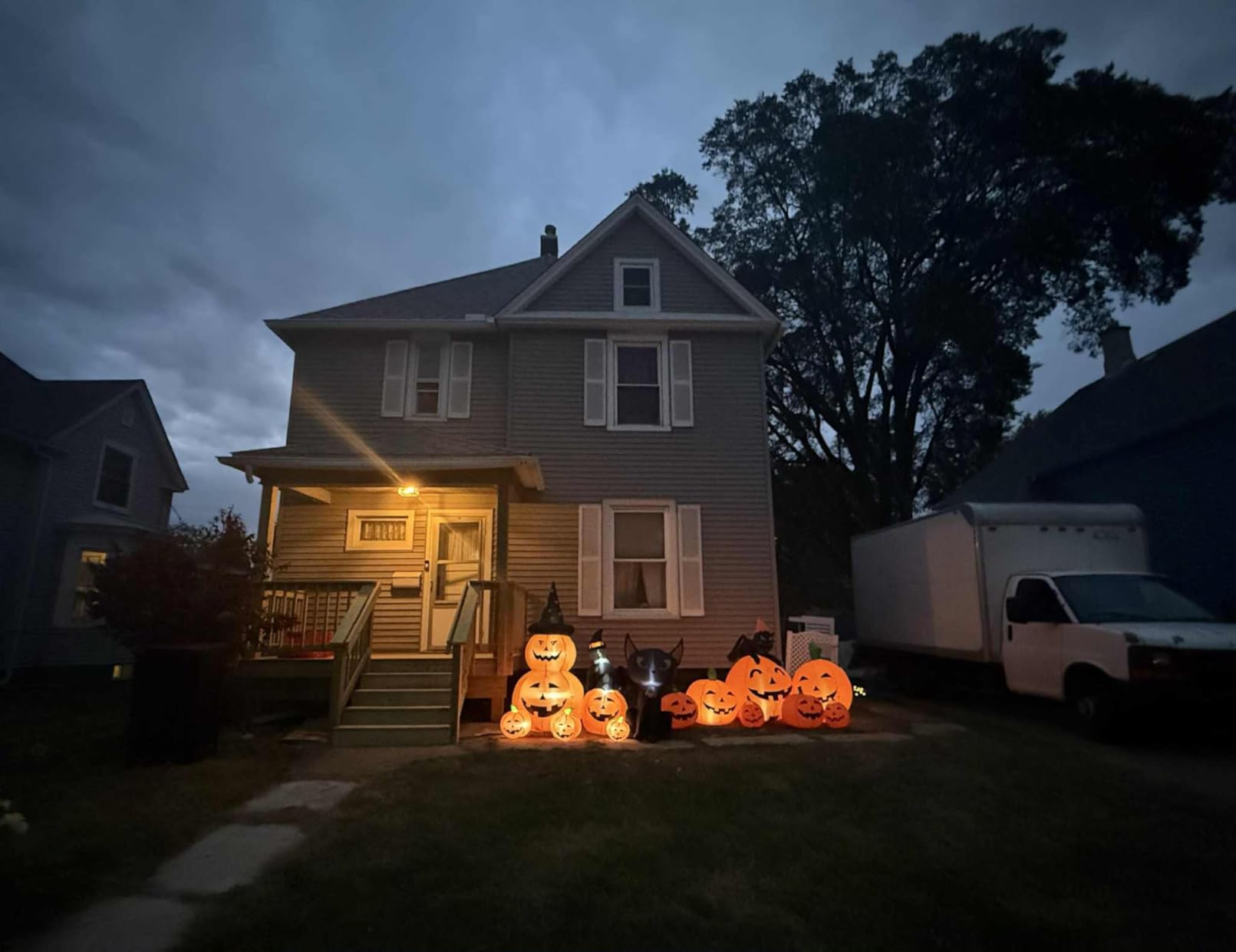 Joiedomi 7 FT Long Halloween Inflatables Pumpkin Outdoor Decorations, 7 Pumpkins Outside Decoration with Witch's Cat with Build-in LEDs Blow Up Inflatables for Party Yard Lawn Garden Decor customer photo 2