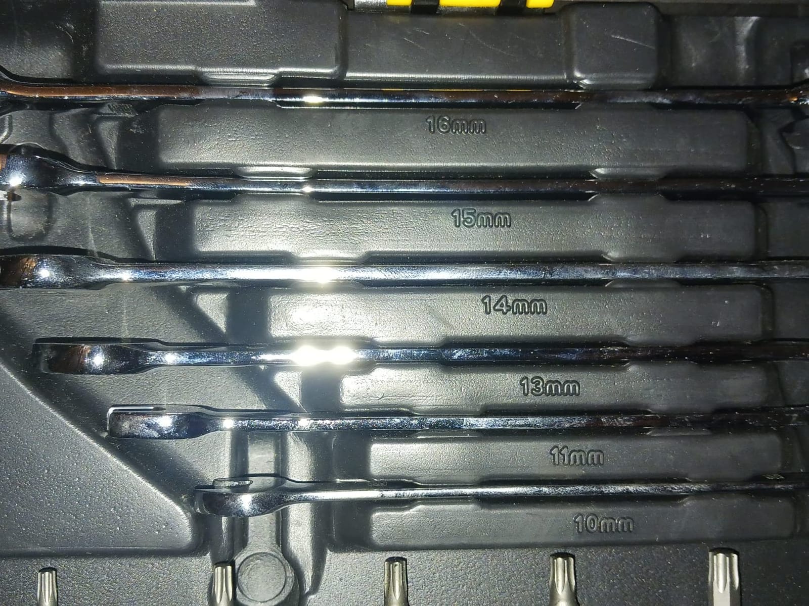 DEWALT Mechanic Tool Set, 247-Piece, 1/4 in., 3/8 in. and 1/2 in. Drive, SAE, Ratchets, Sockets, Hex Keys, Combination Wrenches, Polish Chrome Finish (DWMT81535) customer photo 2