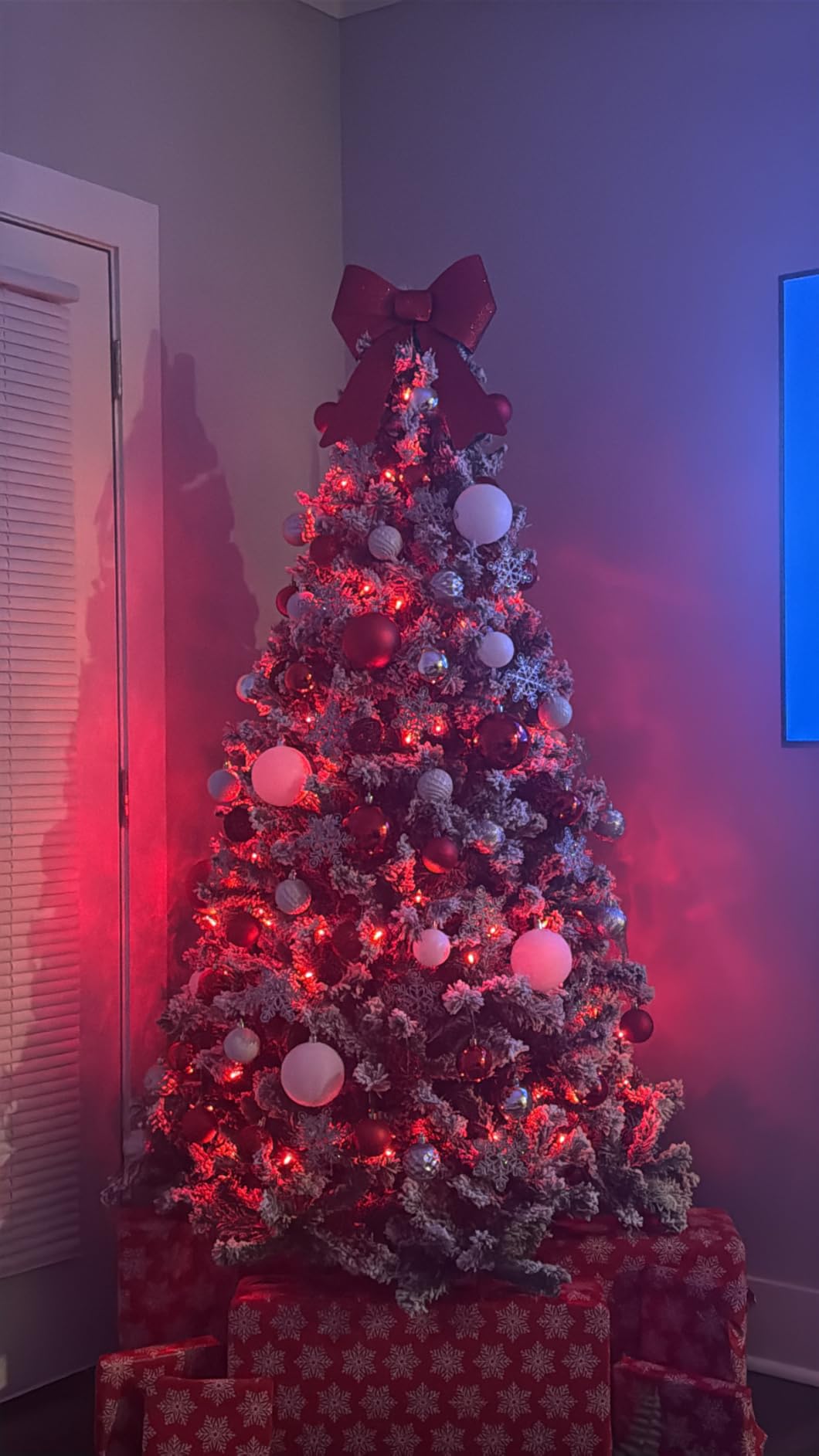 Best Choice Products Artificial Flocked Christmas Tree, 6ft Premium Unlit Pine Holiday Décor w/Full Branches, Metal Stand - Green customer photo 1