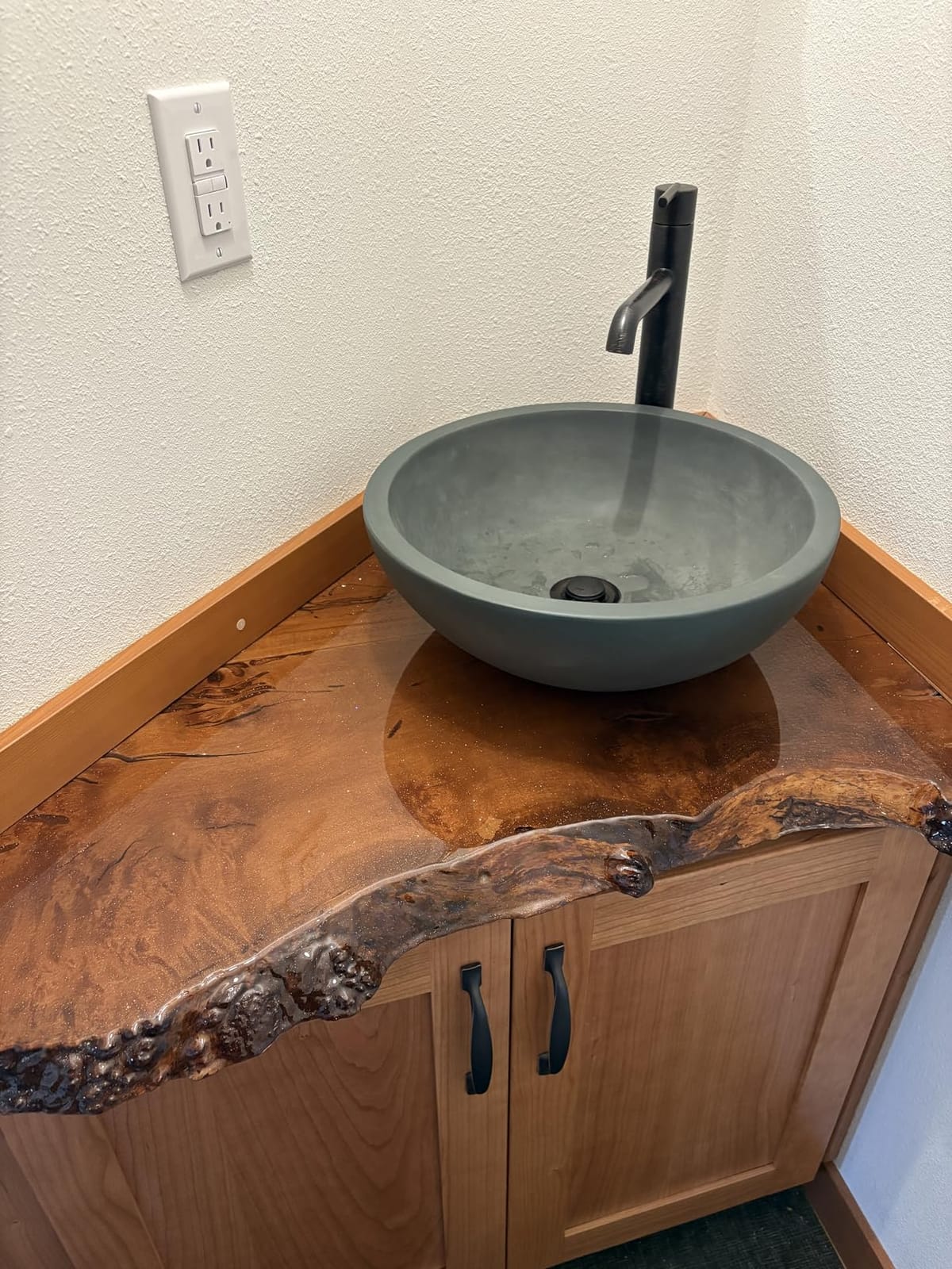 Superclear Table Top Epoxy Resin 1 Gallon Kit, Crystal Clear 1:1 Coating | Self-leveling coating for bar tops, countertops, tumblers & wood. Anti-yellowing, UV resistant, food-safe, Made in USA customer photo 1