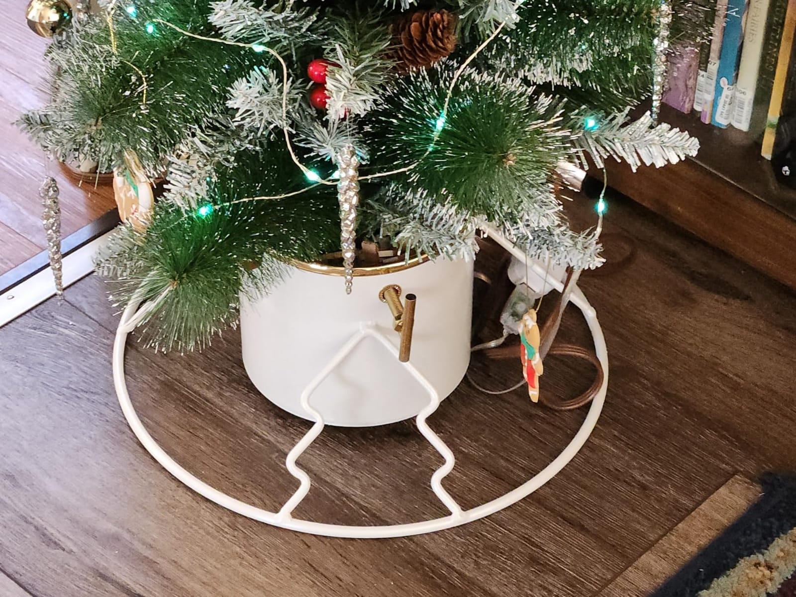 Yard Butler Santa's Helper - Easy to Use & Assemble Christmas Tree Stand - Durable & Sturdy Stand Made with Anti-Rust Steel - Beautiful Addition to Holiday Decor - 6' to 11' Trees - Green customer photo 1