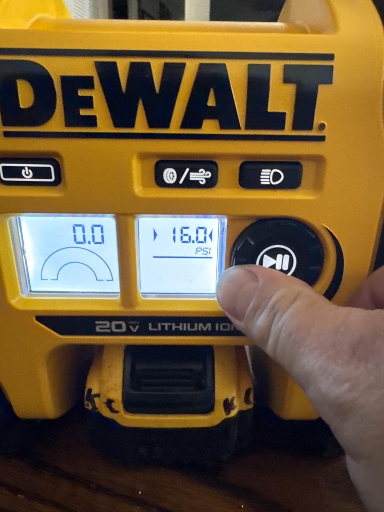 DEWALT Tire Inflator Portable Air Compressor 20V MAX, Car Air Pump with Automatic Shut Off, LED Light, Tool Only (DCC020IB) customer photo 2