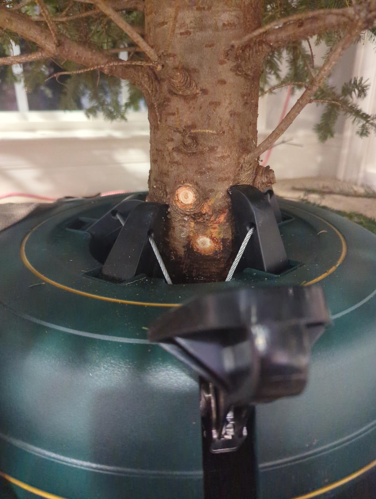 Krinner Christmas Tree Genie Large - Green Tree Stand - Original Single Cable Operation, Holds up to 8 ft Live Trees - Foot Pedal Setup & Water Reservoir with Level Indicator customer photo 1
