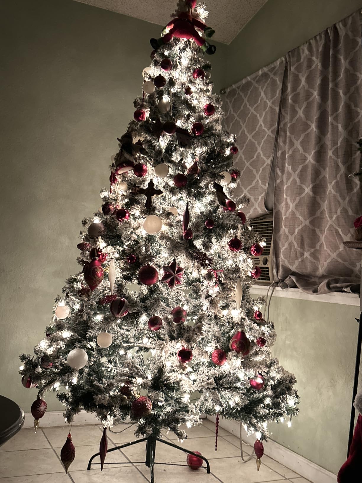 Best Choice Products Pre-Lit Artificial Christmas Tree, 6ft Snow Flocked Design Pine Tree, Full Appearance Snowy w/Easy Assembly, Metal Stand customer photo 1