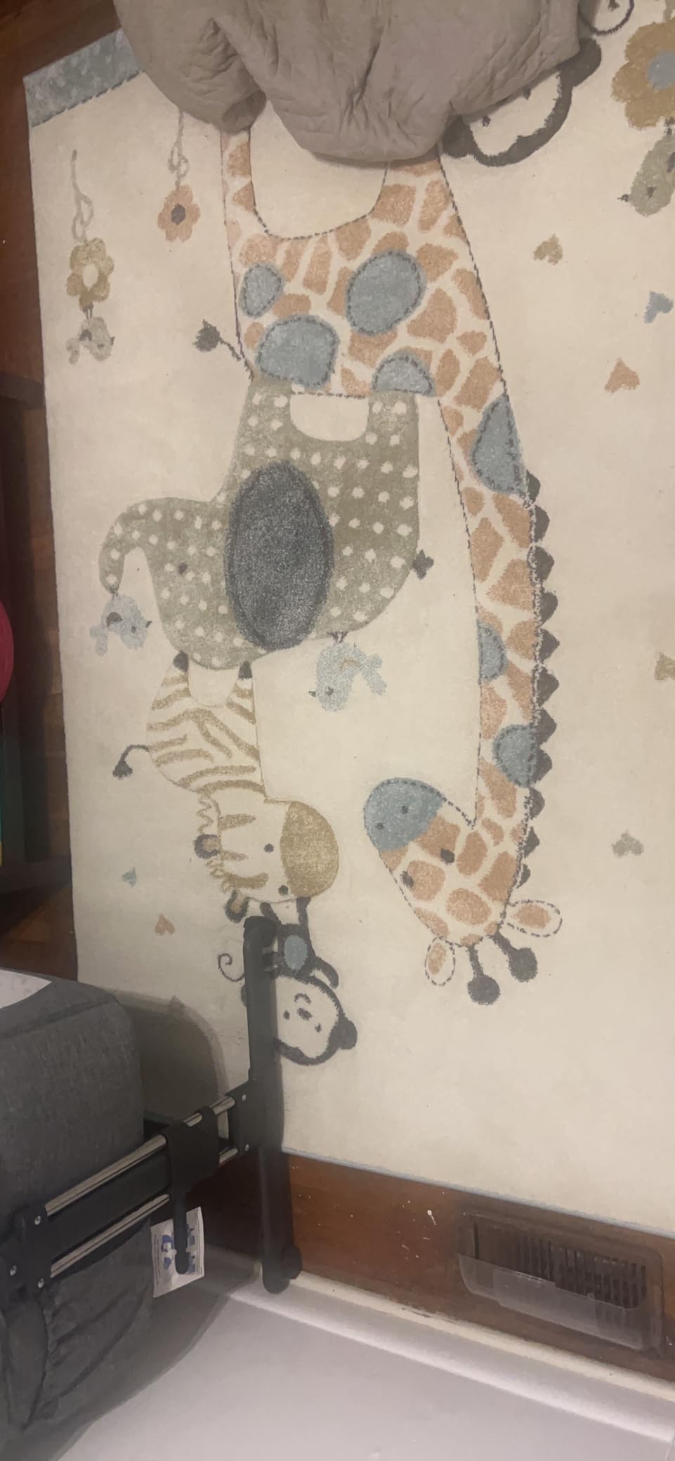 SAFAVIEH Carousel Kids Collection Accent Rug - 4' x 6', Ivory, Animal Design, Non-Shedding & Easy Care, Ideal for High Traffic Areas for Boys & Girls in Playroom, Nursery, Bedroom (CRK120A) customer photo 1