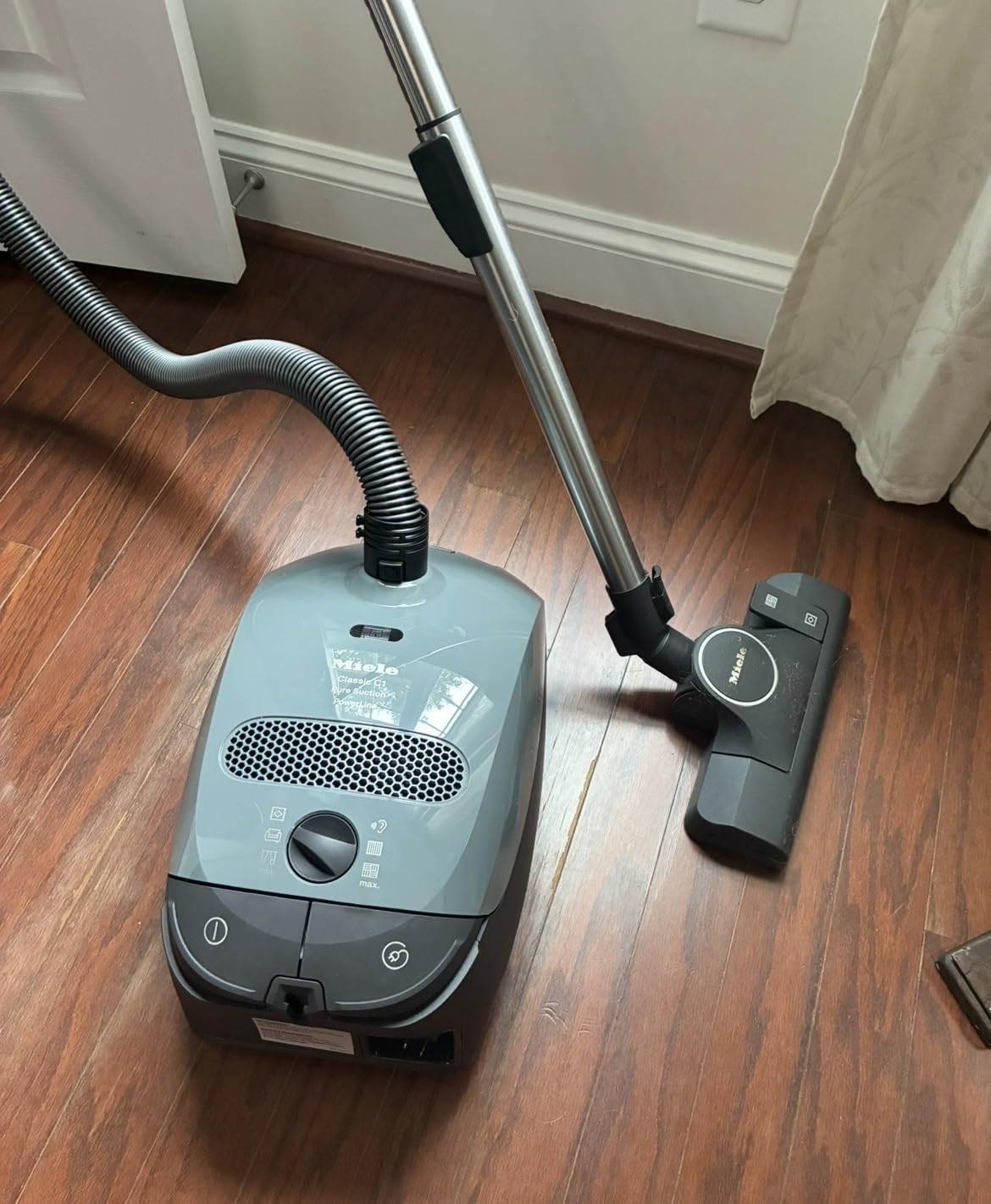 Miele Classic C1 Pure Suction Vacuum for Hard Floors & Low-Pile Carpet customer photo 2