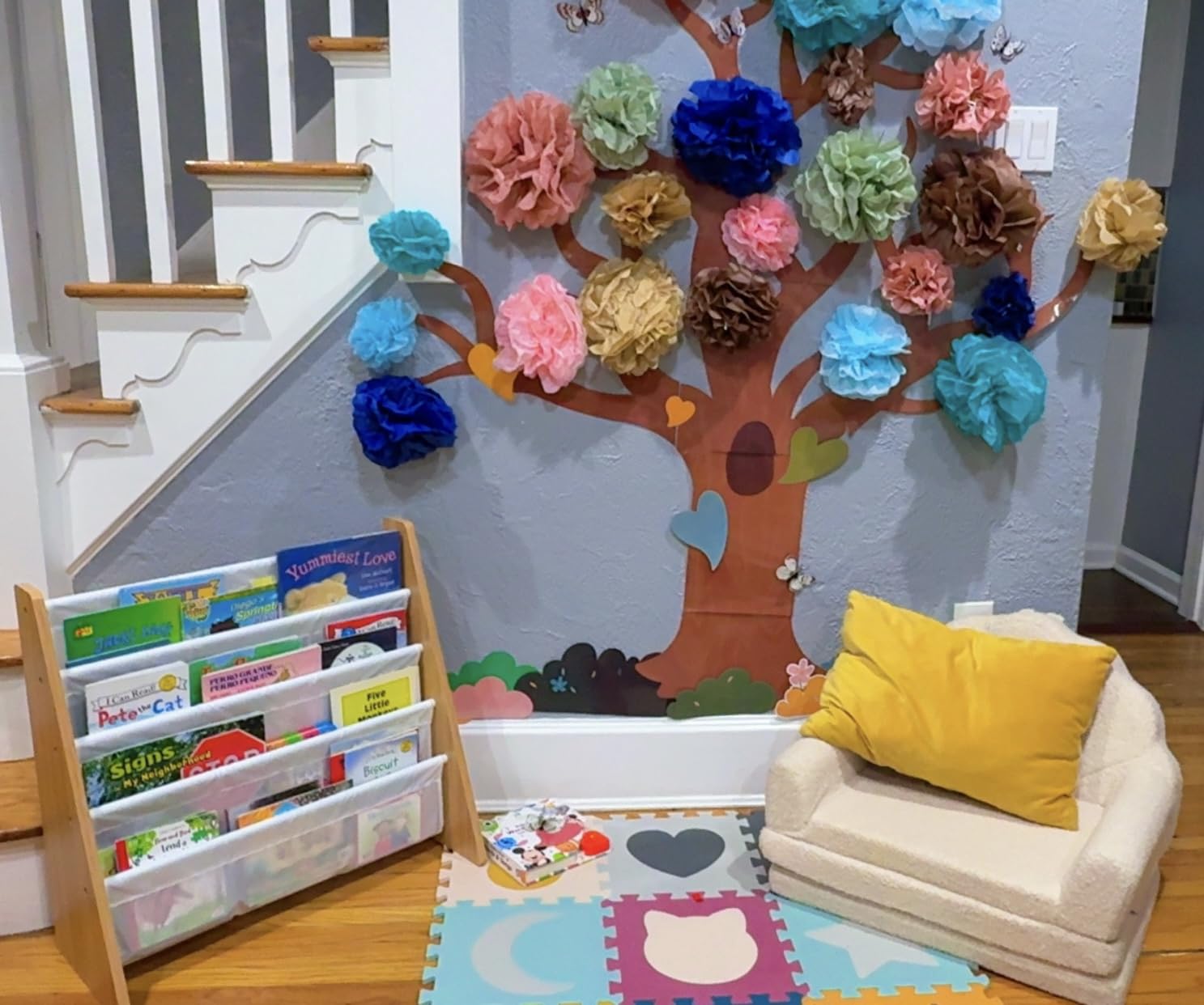 Humble Crew Kids Bookshelf, 4-Tier Front-Facing Book Display Organizer, Montessori Toddler Bookcase for Playroom, Bedroom & Reading Corner, Natural Wood/White customer photo 1