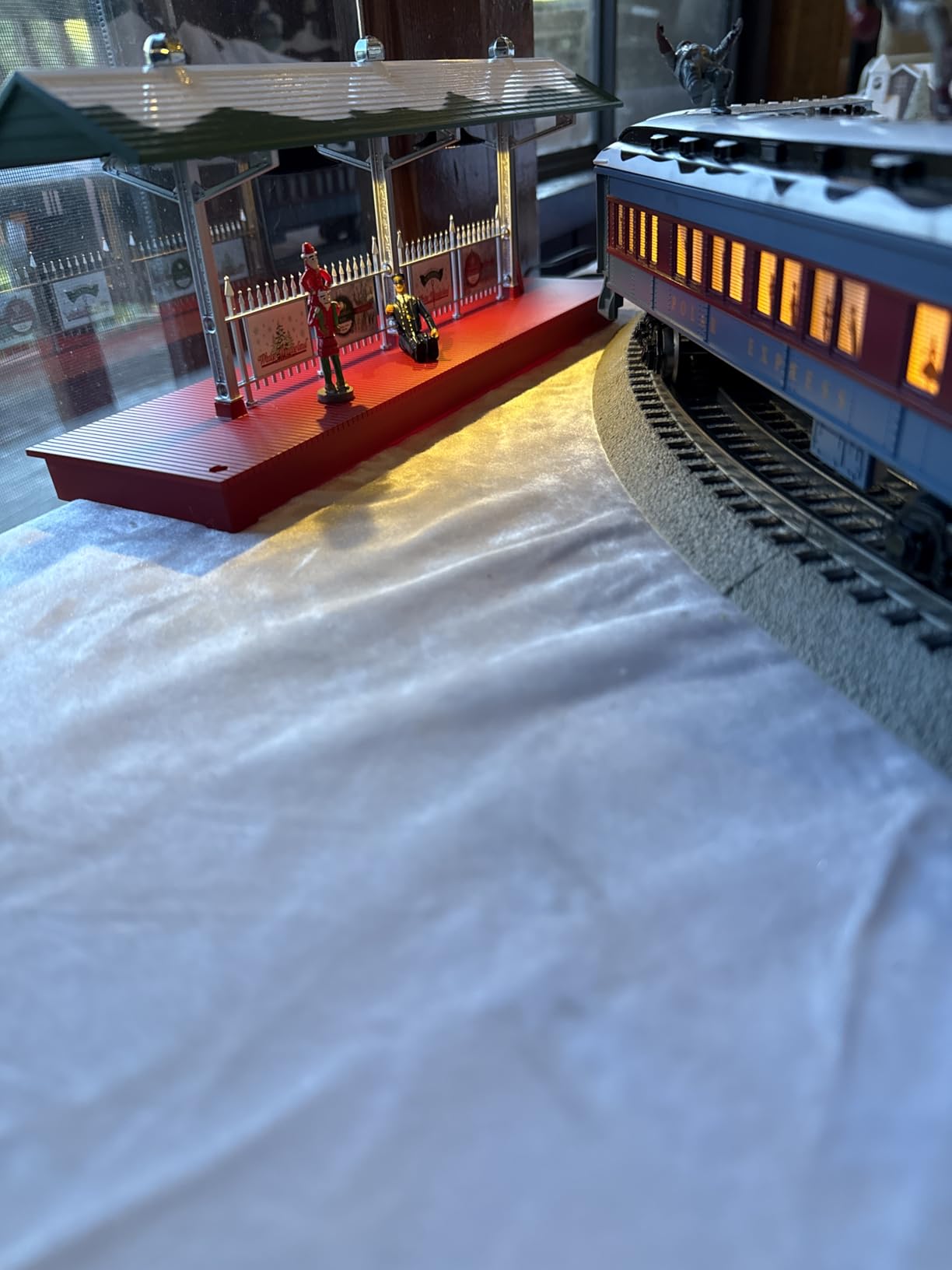 Lionel Trains - Winter Wonderland Plug-Expand-Play Station Platform, O Gauge customer photo 1