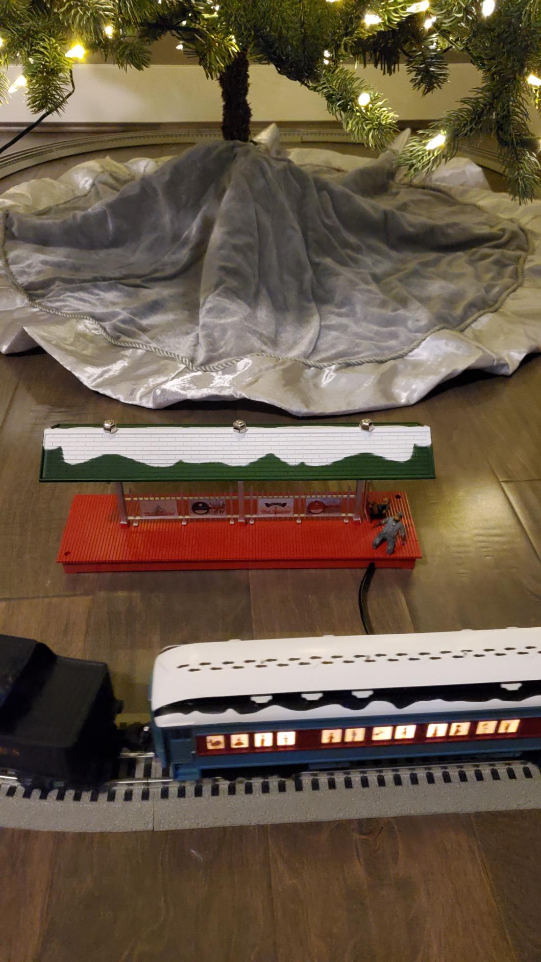 Lionel Trains - Winter Wonderland Plug-Expand-Play Station Platform, O Gauge customer photo 2