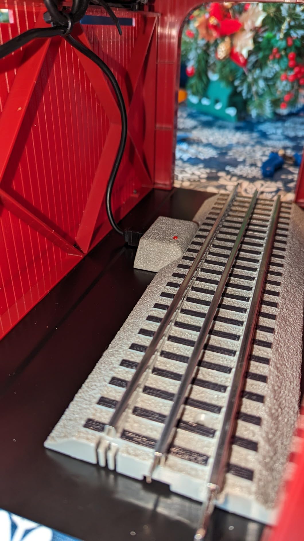 Lionel Christmas, Electric O Gauge Model Train Accessories, Lighted Christmas Half Covered Bridge (1929090) customer photo 2