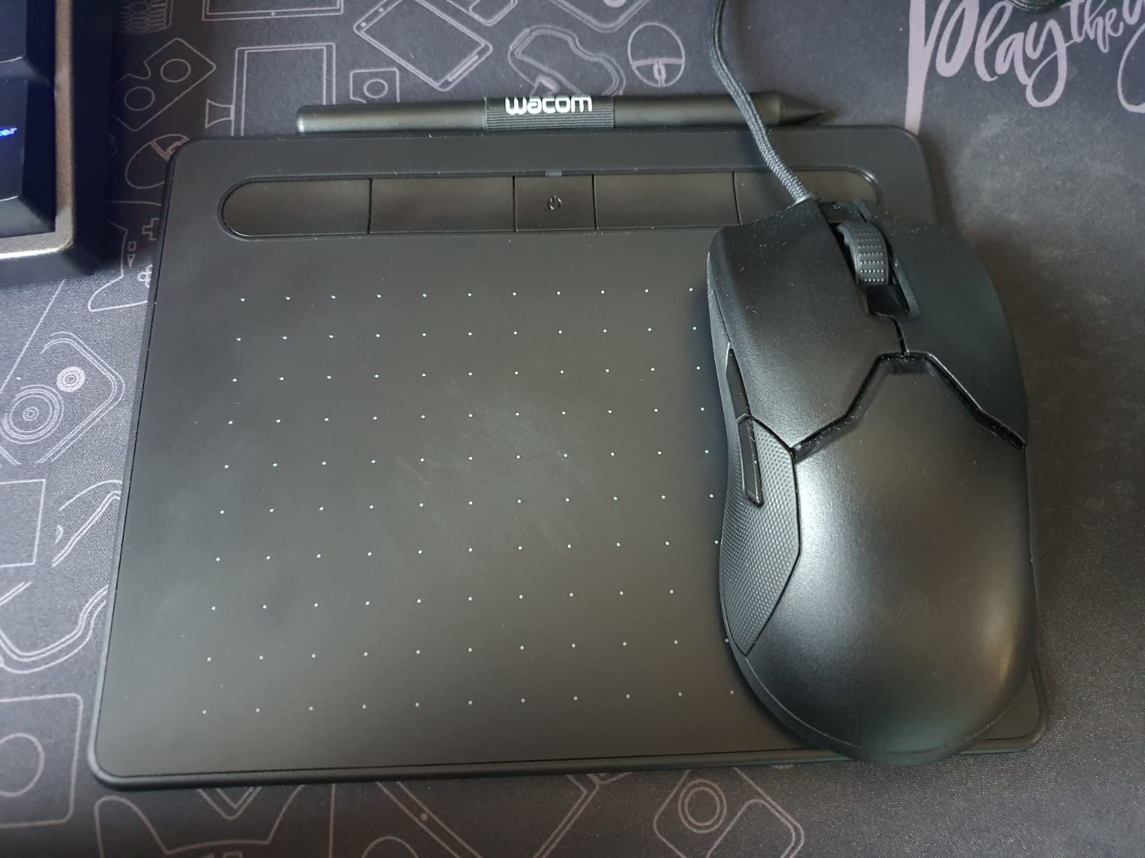 Wacom Intuos CTL4100WLK0 Wireless Graphics Drawing Tablet with 3 Bonus Software Included, 7.9