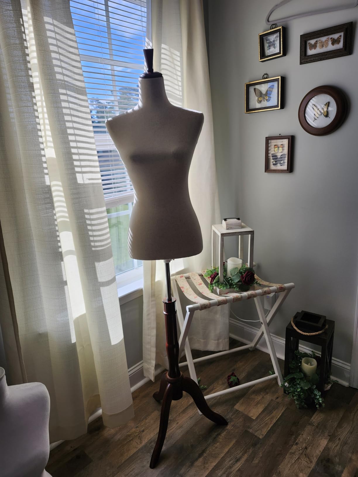 Bonnlo Upgraded Female Dress Form, Mannequin Torse Body with Adjustable Rubber Wood Stand for Dress Jewelry Display (White, 2-4) customer photo 2