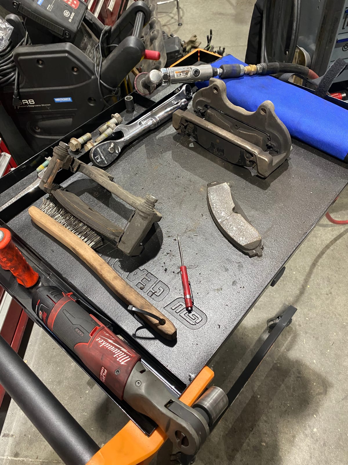 GEARWRENCH Adjustable Height Mobile Work Table 35 To 48