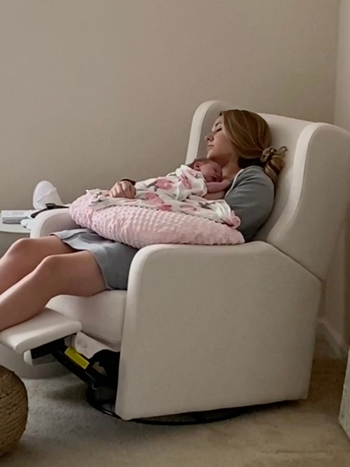 Carter's by DaVinci Arlo Recliner, Cozy Cream | Glider Recliner Nursery Chair w/ 360 Swivel - GREENGUARD Gold & FSC Certified Glider Rocking Chair customer photo 1