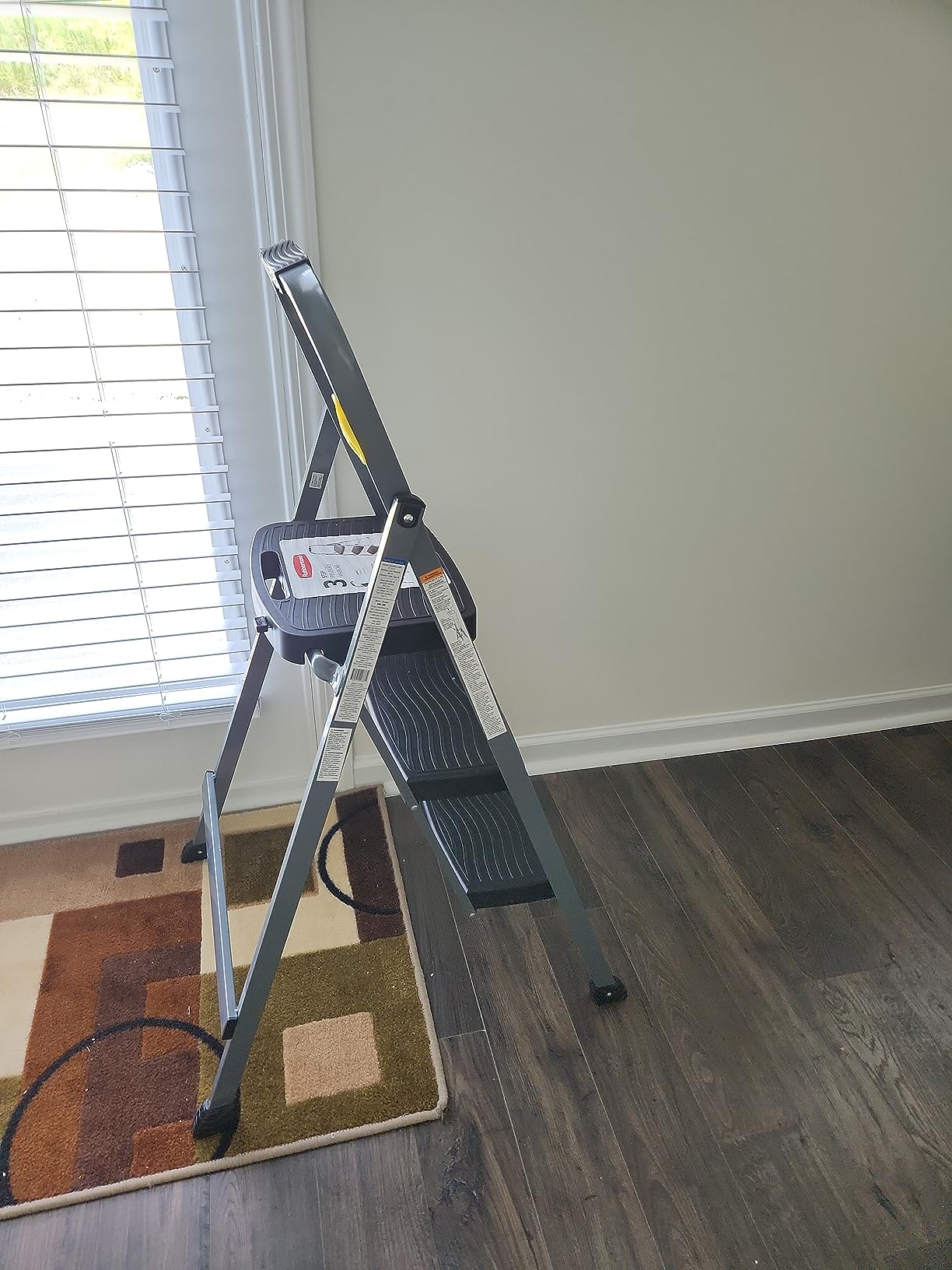 Rubbermaid 3-Step Steel Ladder, Folding Step Stool with Hand Grip and Non-Slip Feet, White, Tested to ANSI US Safety Standards, No Assembly Required (Amazon Exclusive) customer photo 2