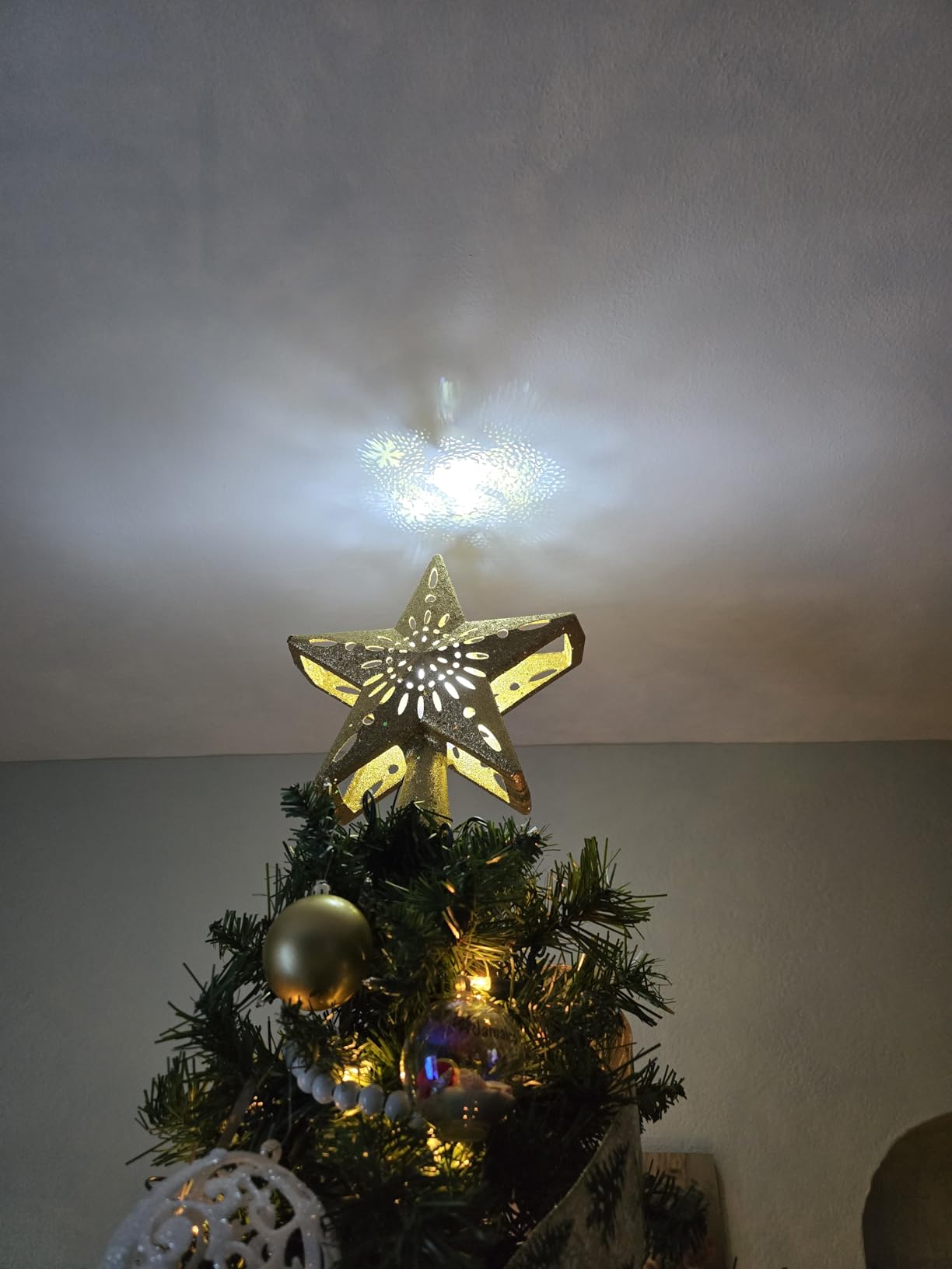 Brightown Christmas Star Tree Topper with Snowflake Projector Lights | Hollowed Pentagram Tree Topper, Plug in Christmas Tree Ornament for Indoor Office Xmas New Year Holiday Tree Decoration customer photo 1
