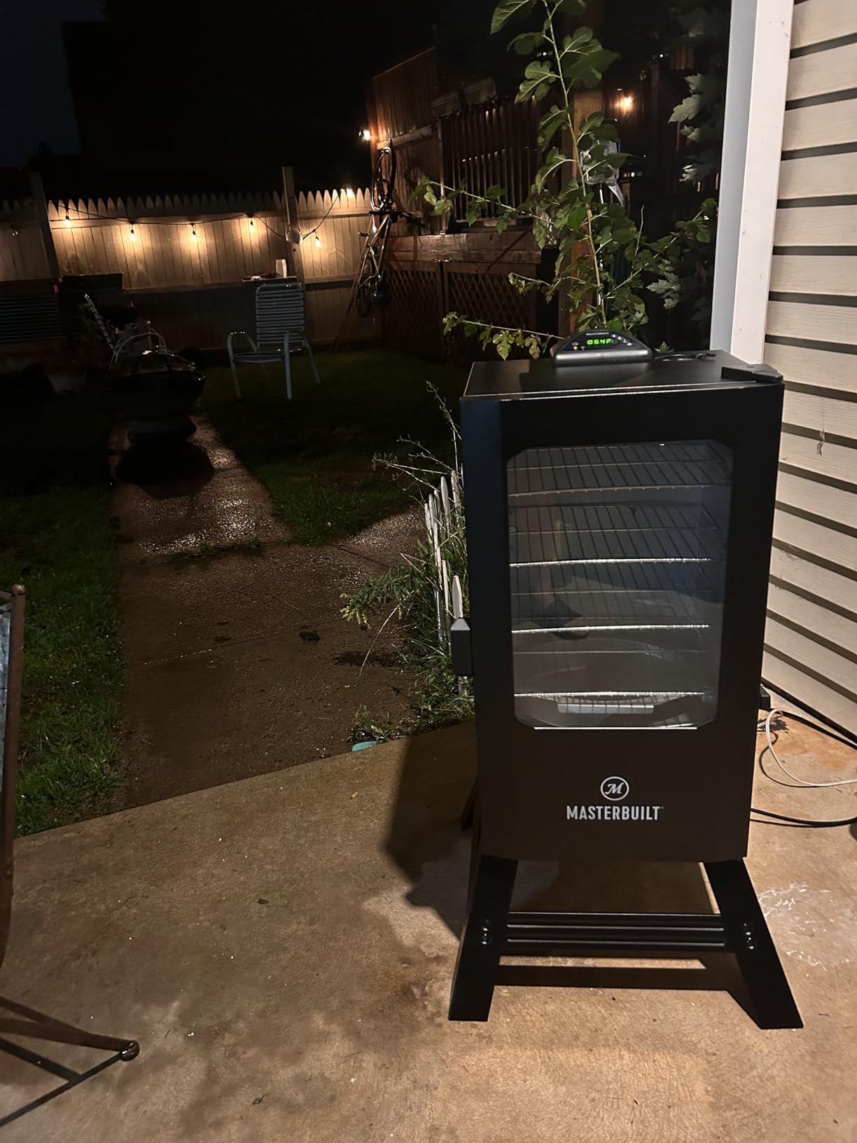 Masterbuilt® 30-inch Digital Electric Vertical BBQ Smoker with Leg Kit, Side Wood Chip Loader and 710 Cooking Square Inches in Black, Model MB20070421 customer photo 1