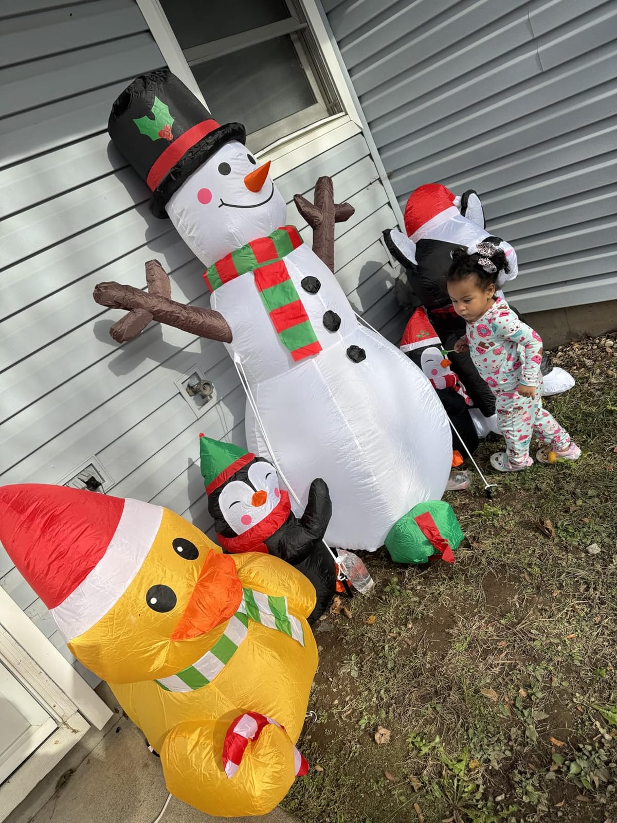 OurWarm 6ft Christmas Inflatables Outdoor Decorations, Blow Up Snowman Penguins Inflatable with Rotating LED Lights for Christmas Indoor Outdoor Yard Garden Decorations customer photo 1