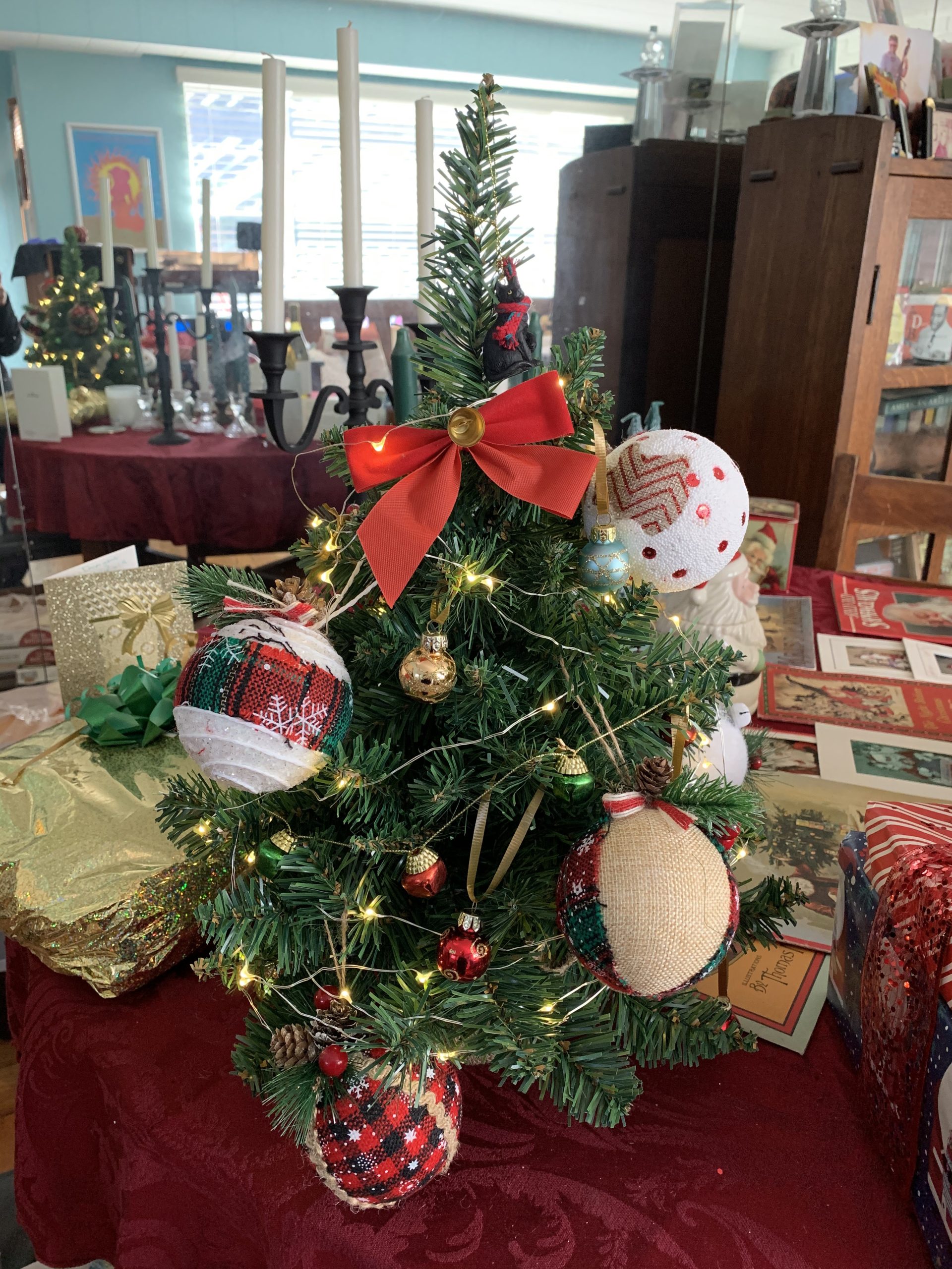 Pre-Lit Artificial Mini Christmas Tree, 20 inch Small Pine Xmas Tree with 40 LED Lights, 70 Branch Tips, Battery Operated Tabletop Christmas Tree Burlap Base (50cm) customer photo 2