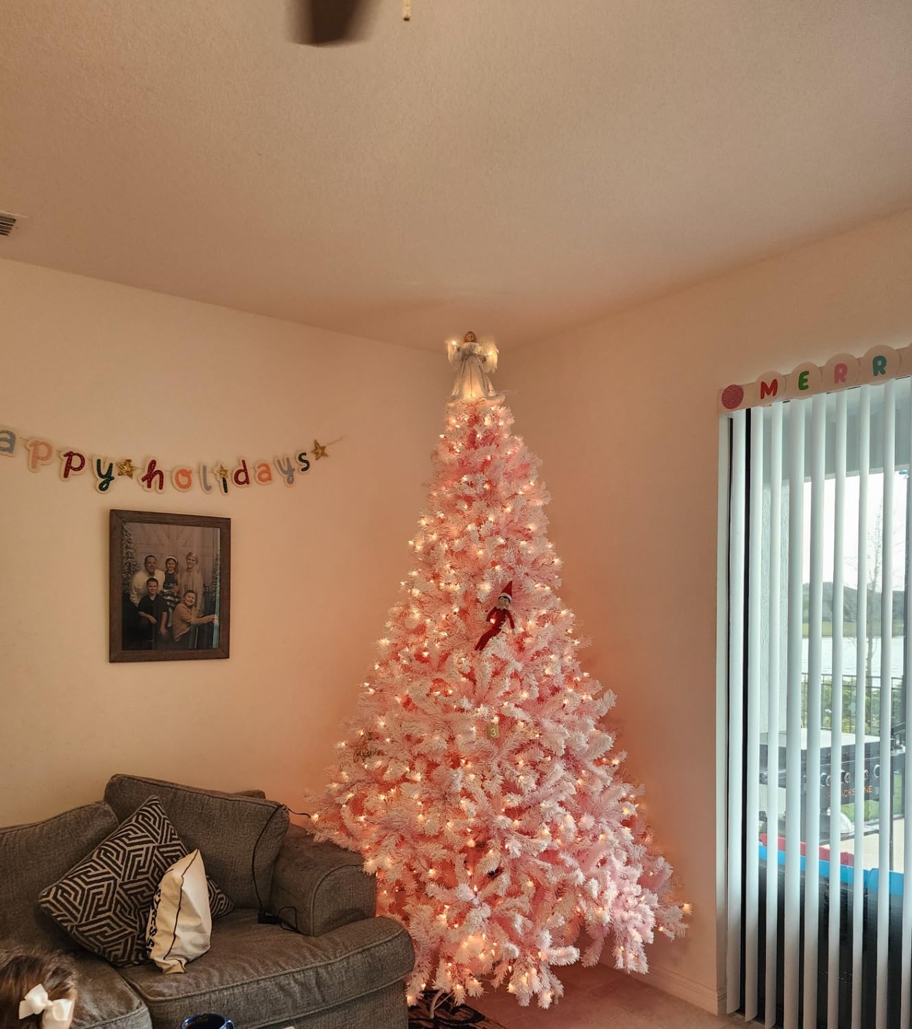 Yaheetech 6ft Snow Flocked Pre-lit Christmas Tree with 250 Warm White Lights, 820 Lush Branch Tips & Quick-Assembly Hinged Design, Full Artificial Xmas Tree for Winter Holiday Décor, Green & White customer photo 1