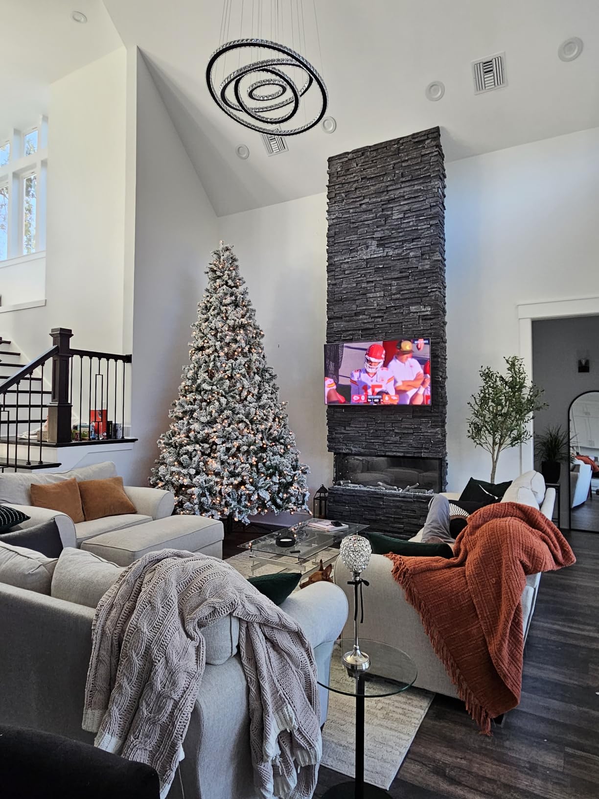 Yaheetech 6ft Snow Flocked Pre-lit Christmas Tree with 250 Warm White Lights, 820 Lush Branch Tips & Quick-Assembly Hinged Design, Full Artificial Xmas Tree for Winter Holiday Décor, Green & White customer photo 2