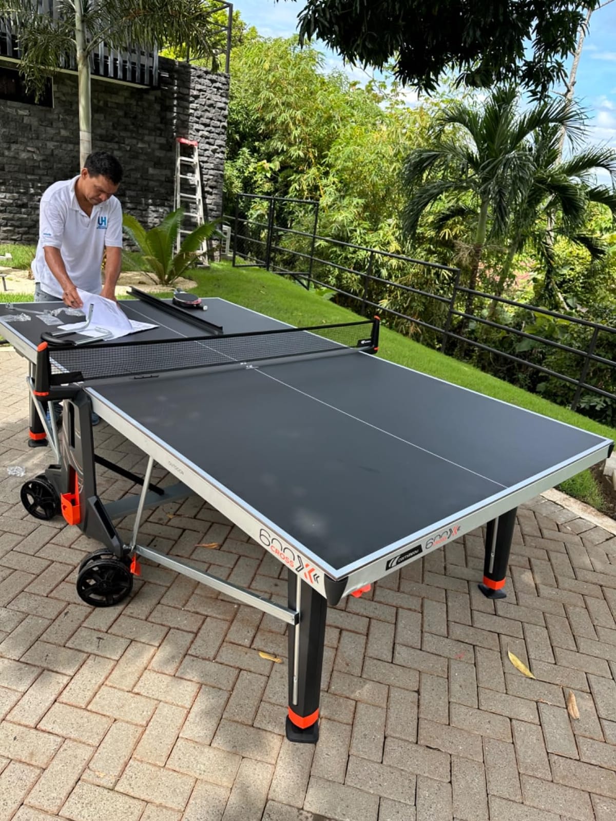 CORNILLEAU 600X Outdoor Table Tennis Table - Folding & Compact - Weather and Schockproof - 7mm Laminate Top - Cup Holder - Point Counters - Ball Storage & Dispensers - Blue or Black customer photo 1