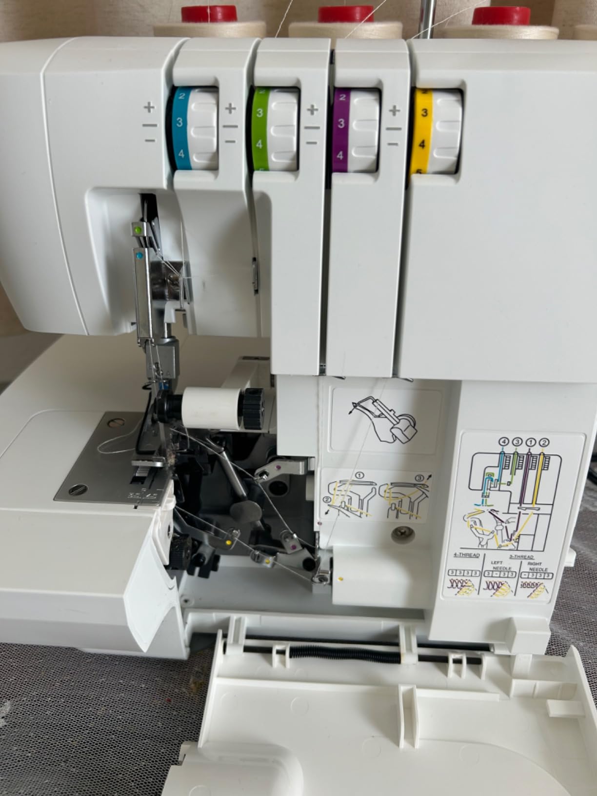 SINGER S0100 High Speed Serger Overlock Machine, 2-3-4 Thread Capability | 6 built-in stitches, color coded threading, metal frame, 1300 stitches/min, differential feed customer photo 1